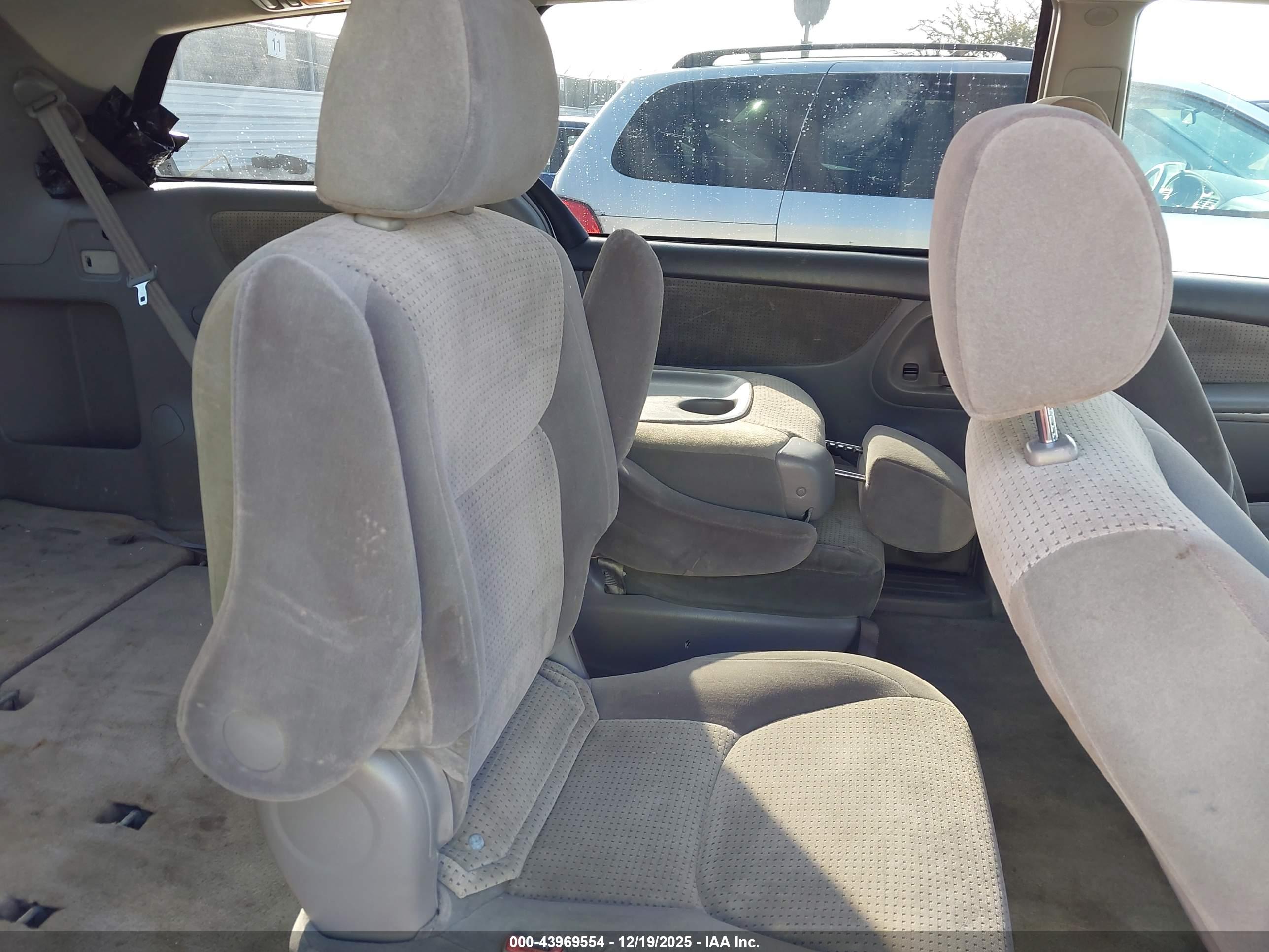 TOYOTA SIENNA image 8