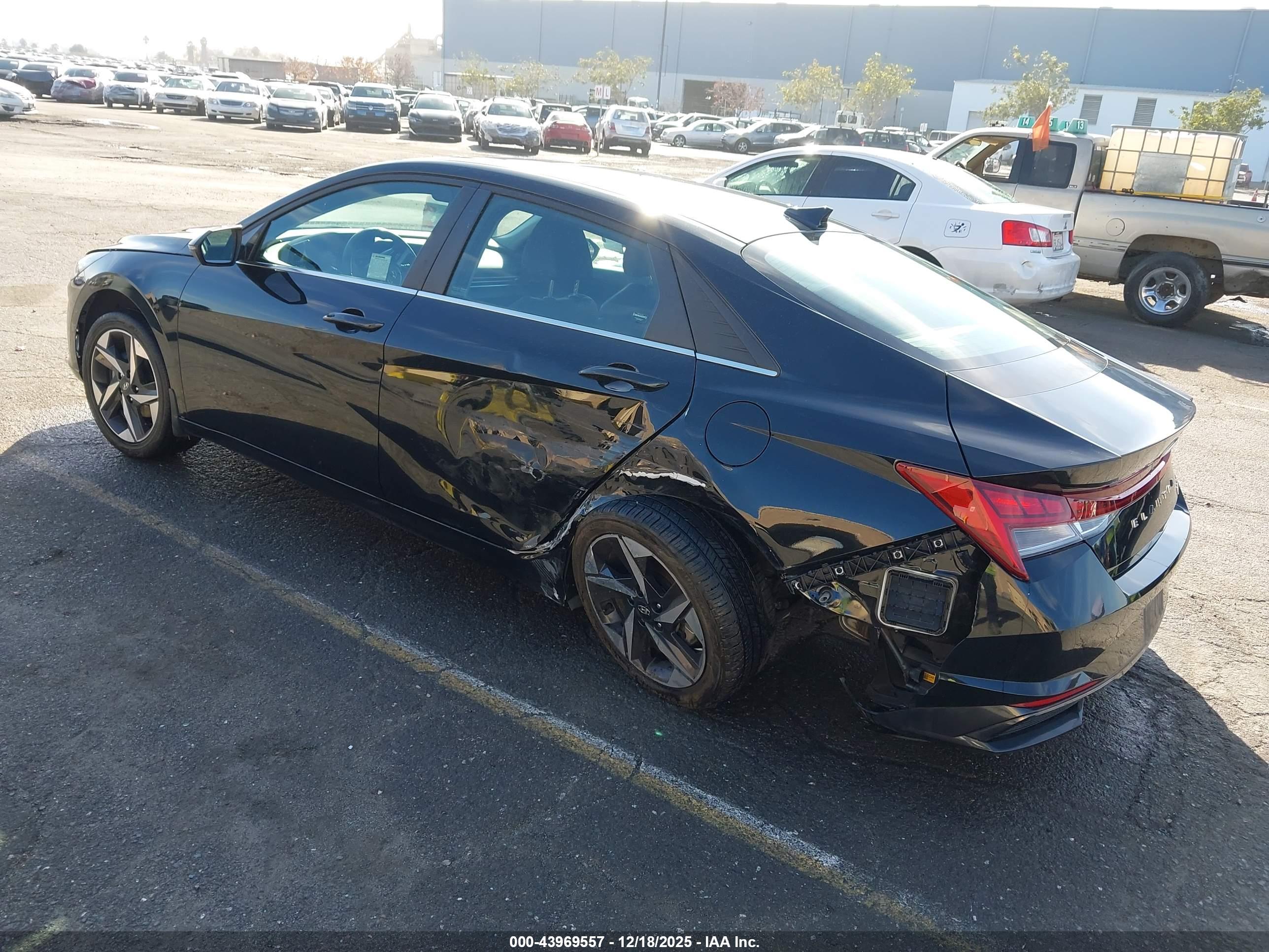 HYUNDAI ELANTRA image 3