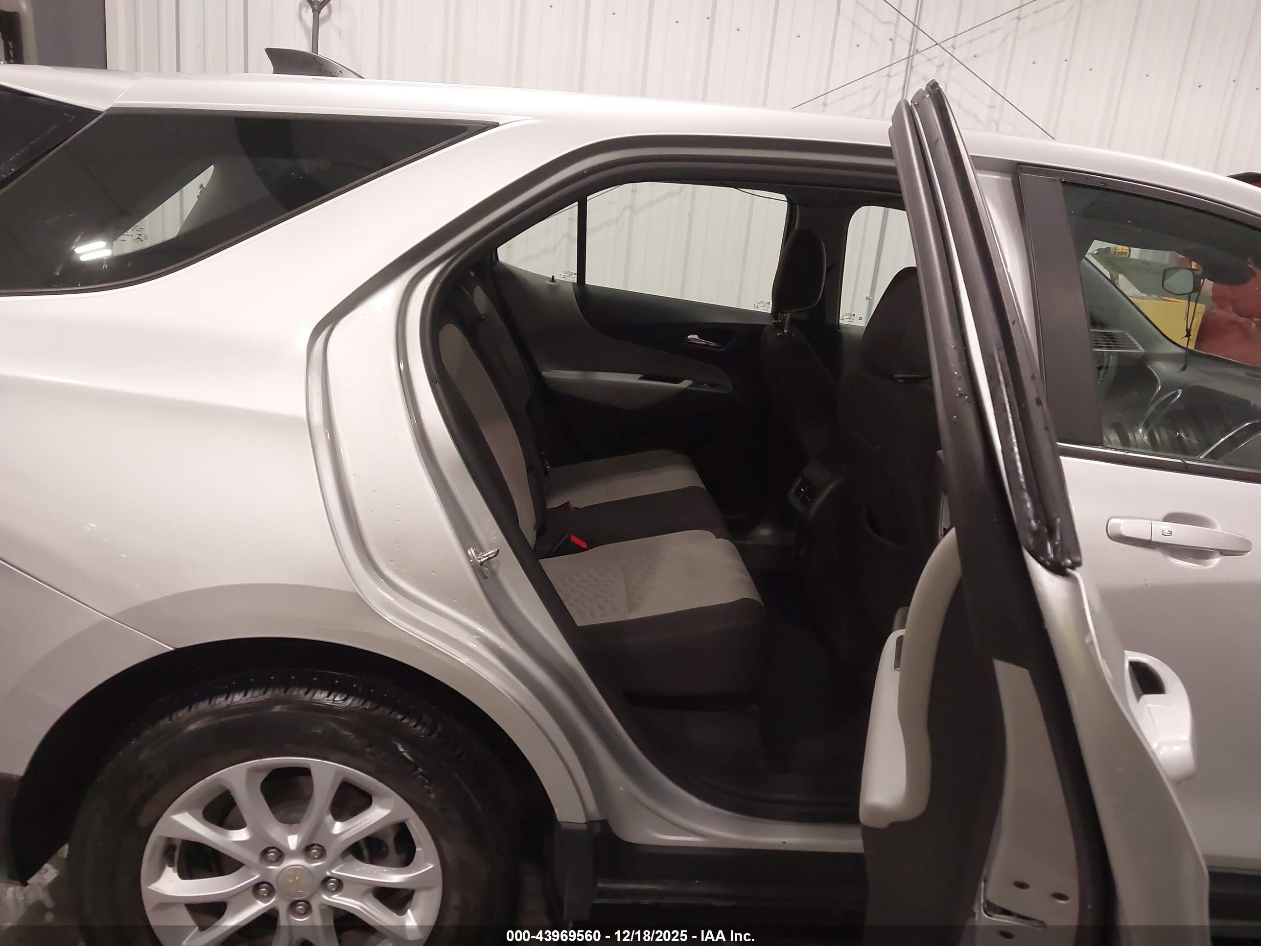 CHEVROLET EQUINOX image 8