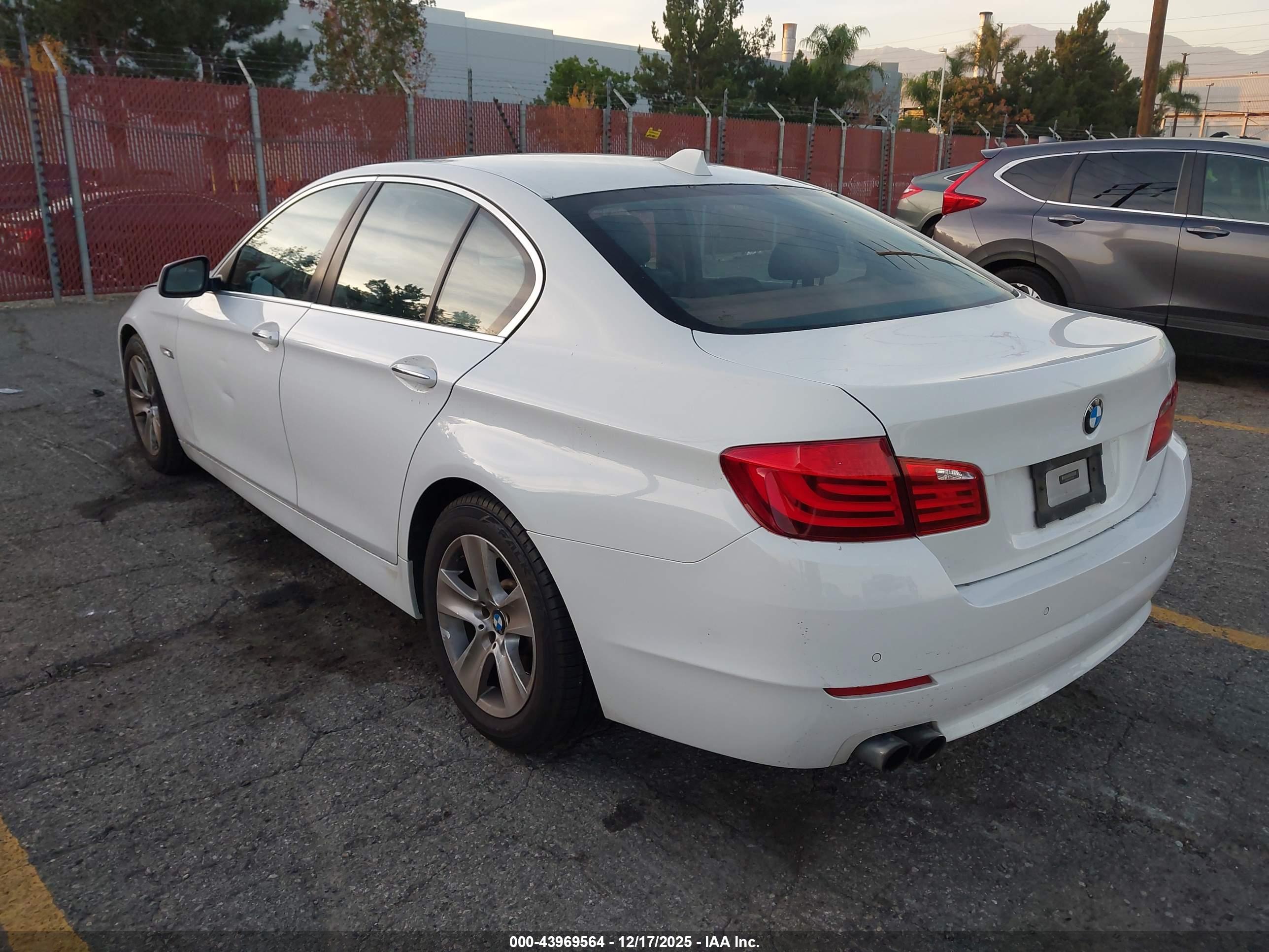 BMW 528I image 3