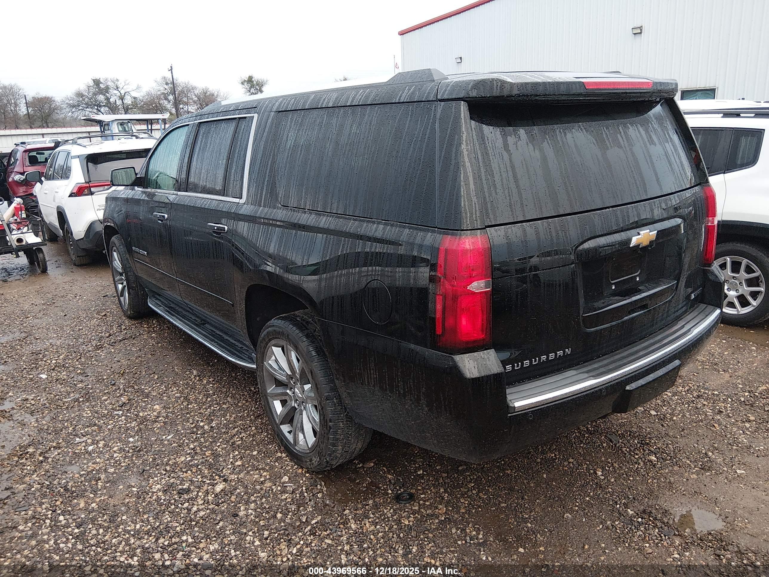 CHEVROLET SUBURBAN image 3