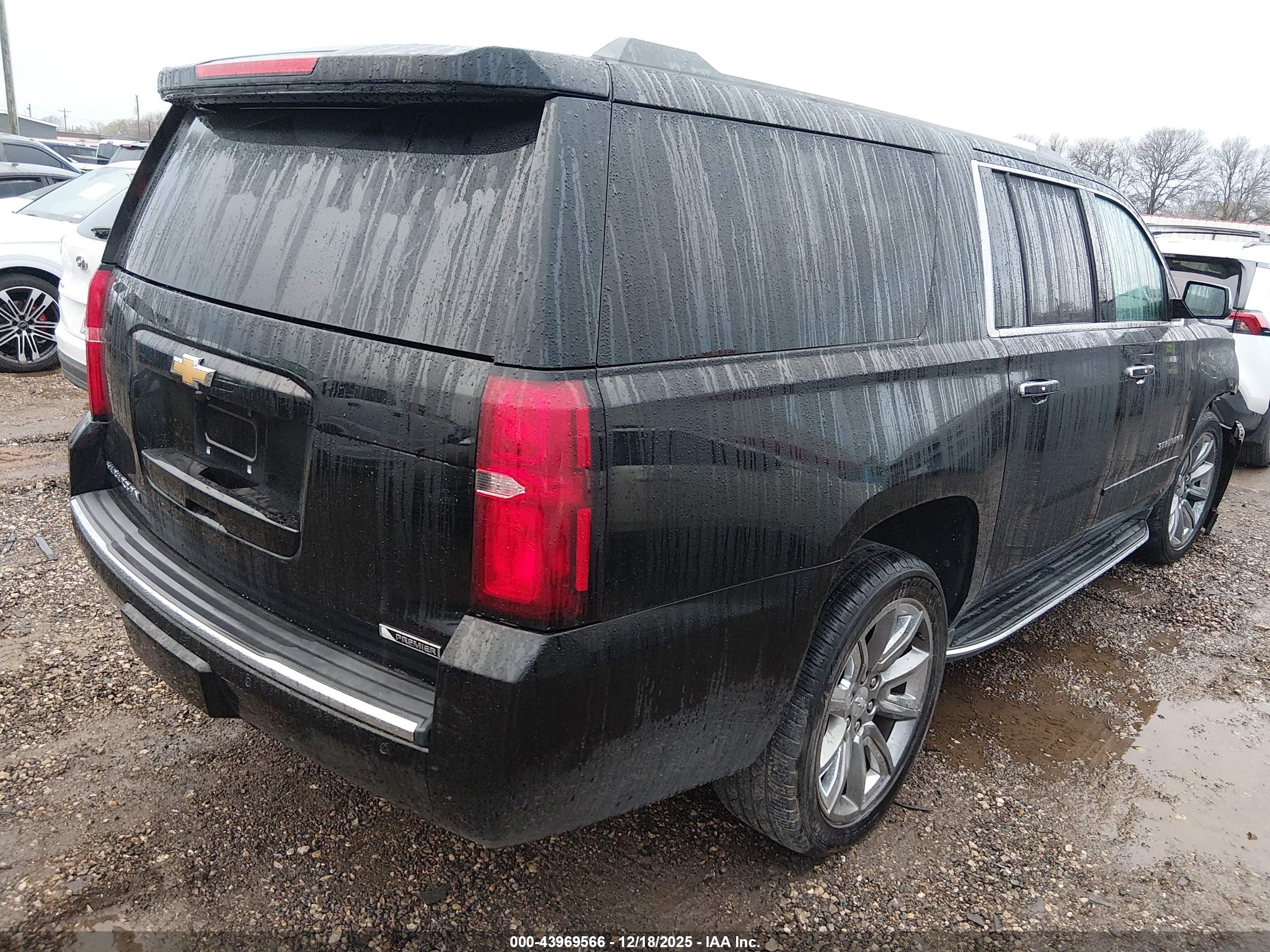 CHEVROLET SUBURBAN image 4
