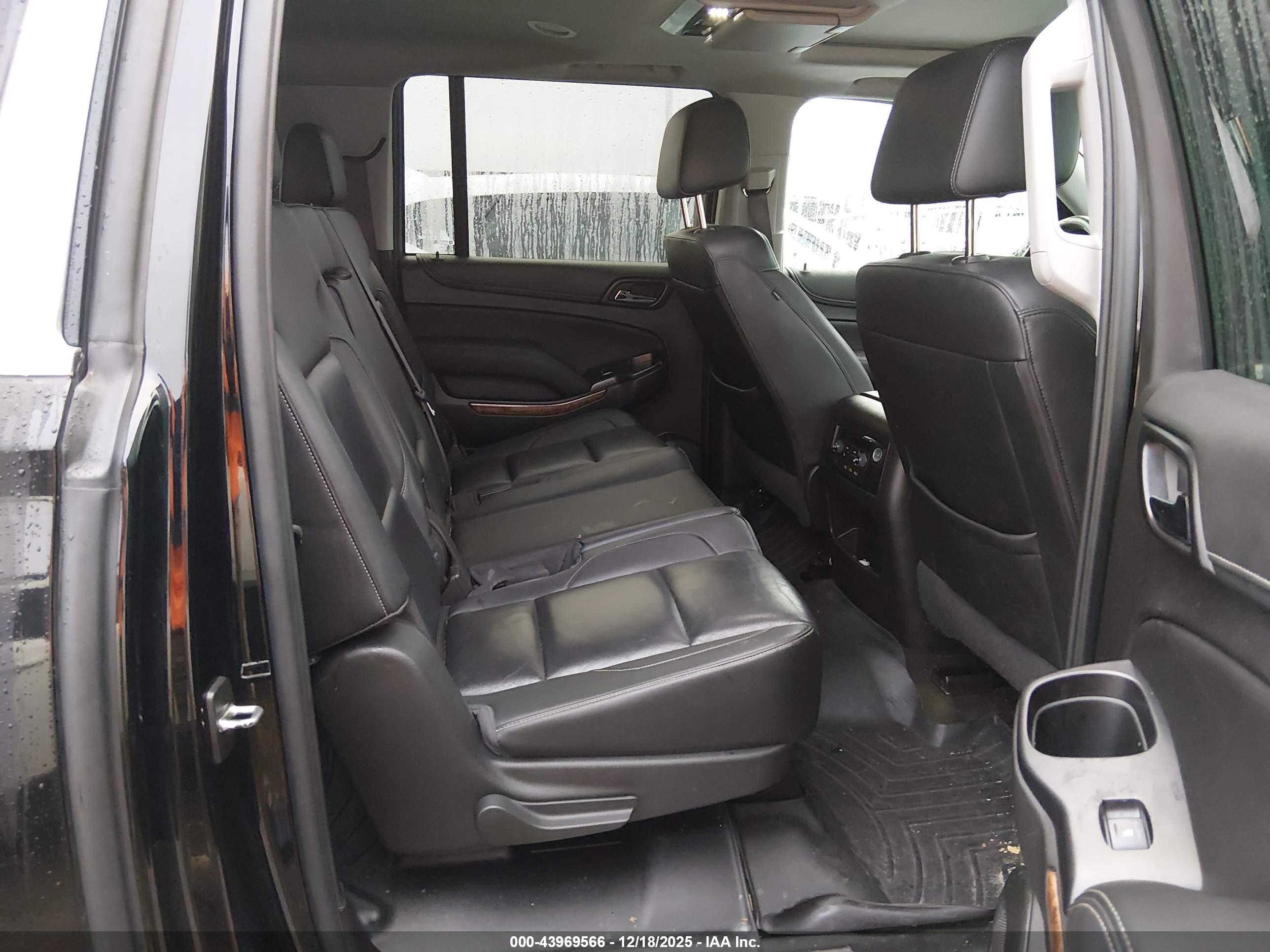 CHEVROLET SUBURBAN image 8