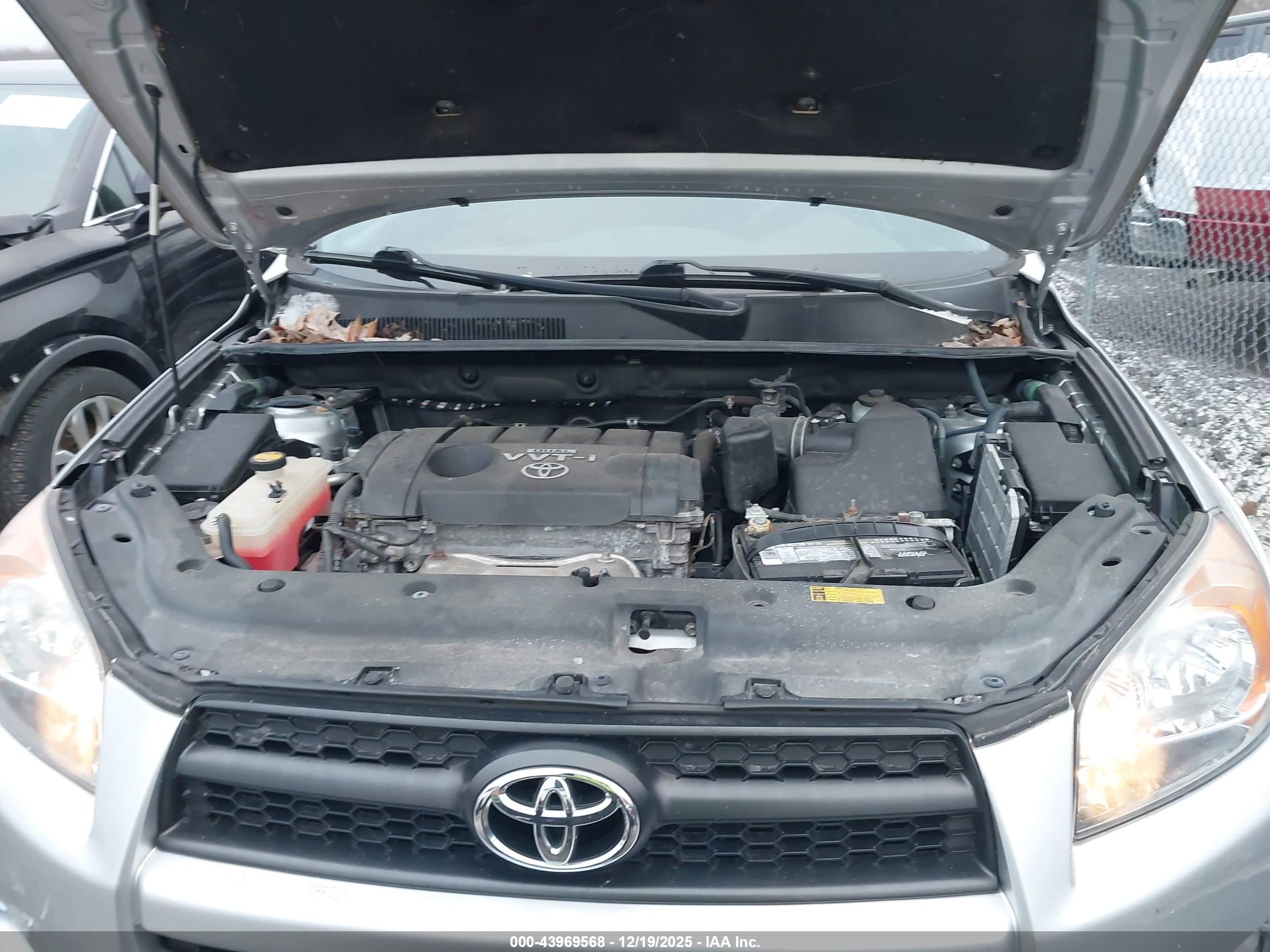 TOYOTA RAV4 image 10