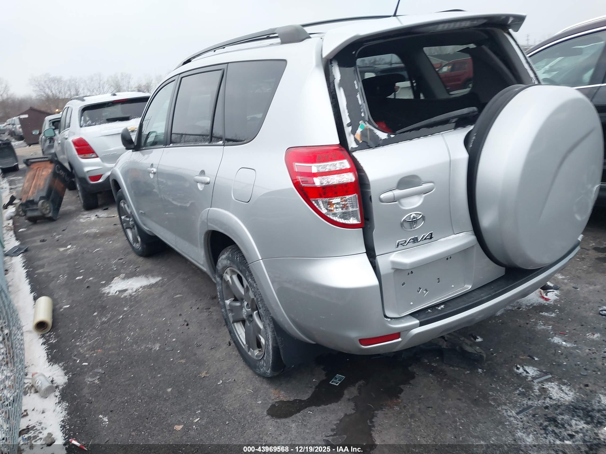 TOYOTA RAV4 image 3