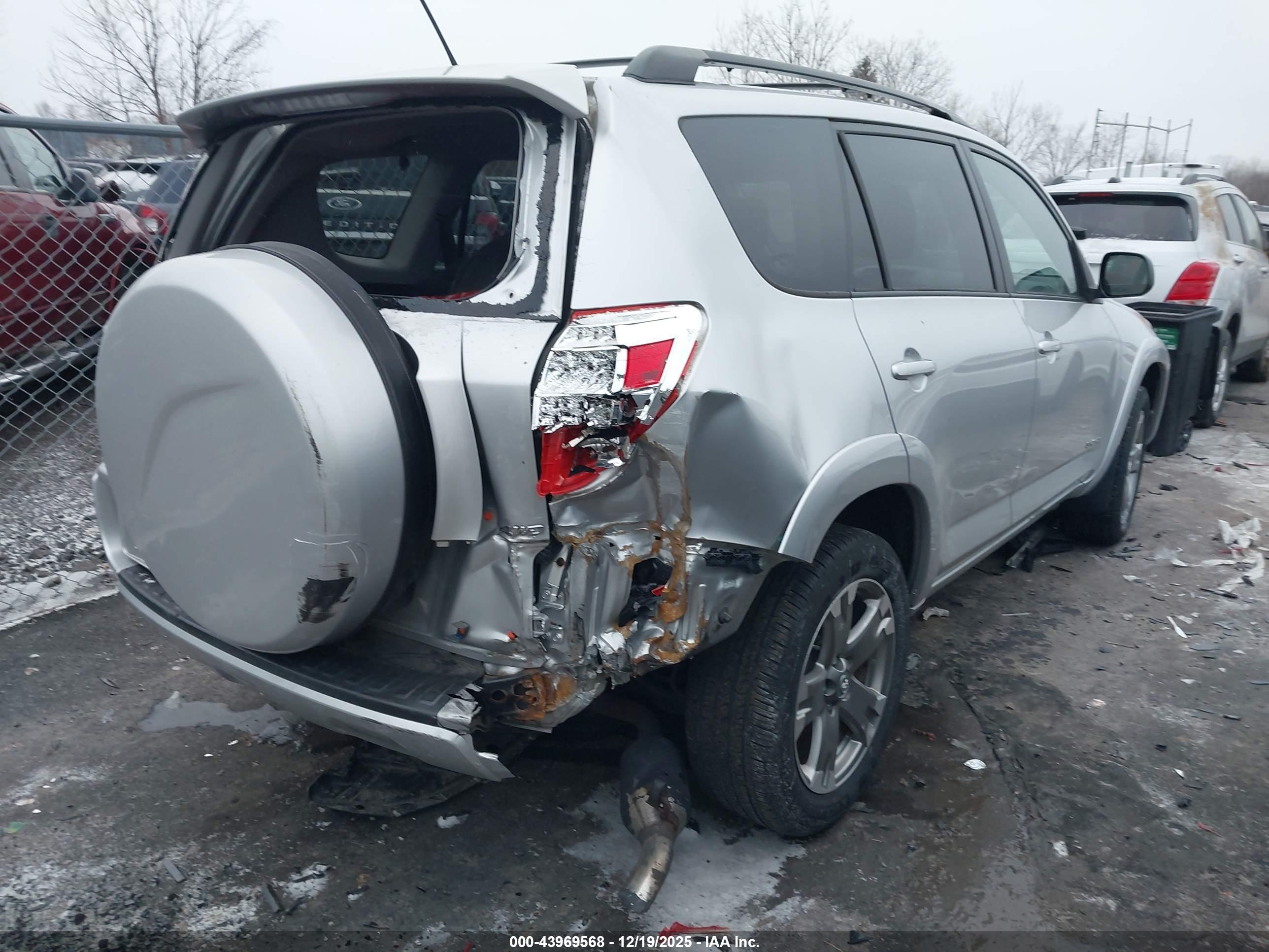TOYOTA RAV4 image 4