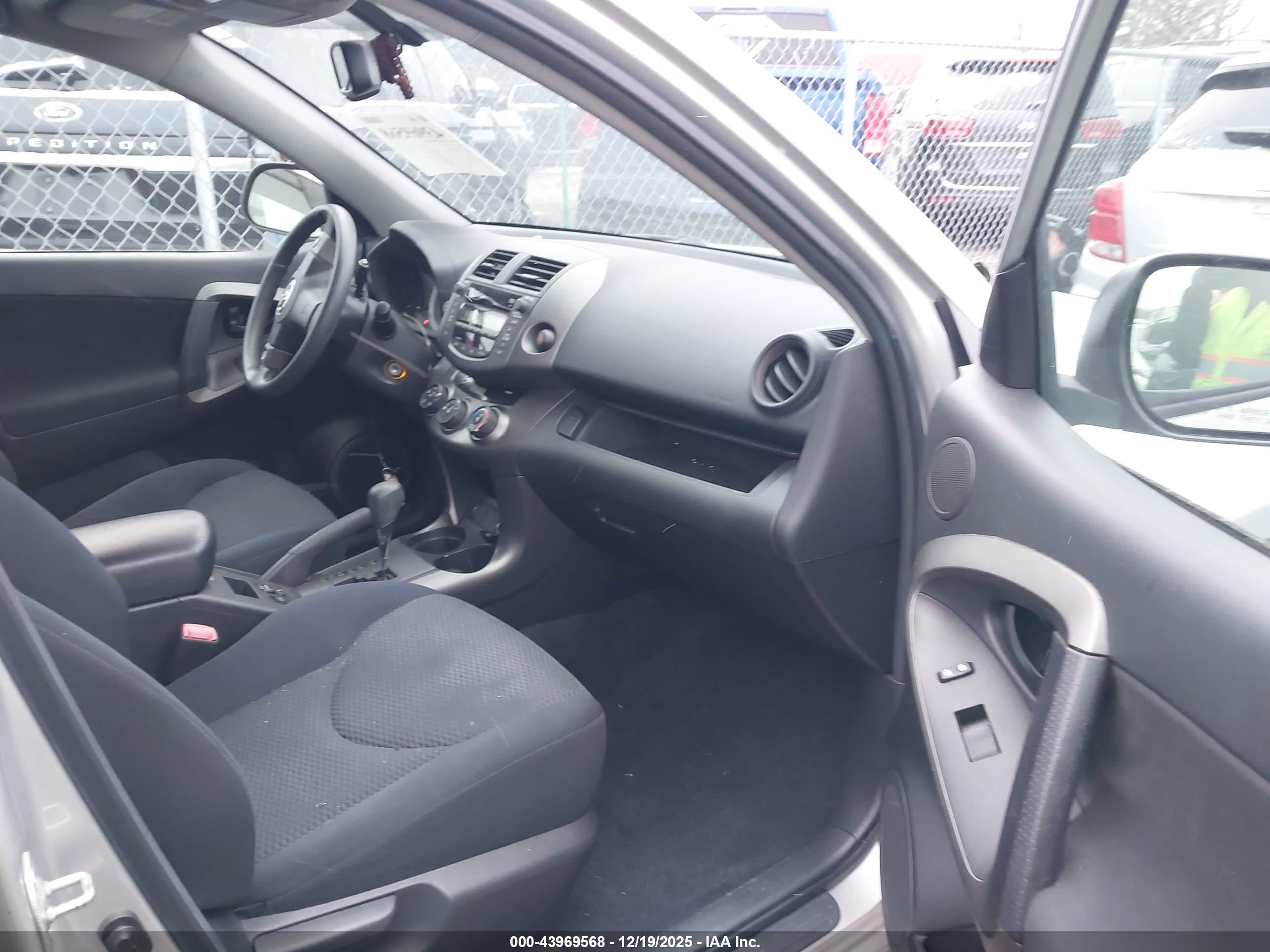 TOYOTA RAV4 image 5