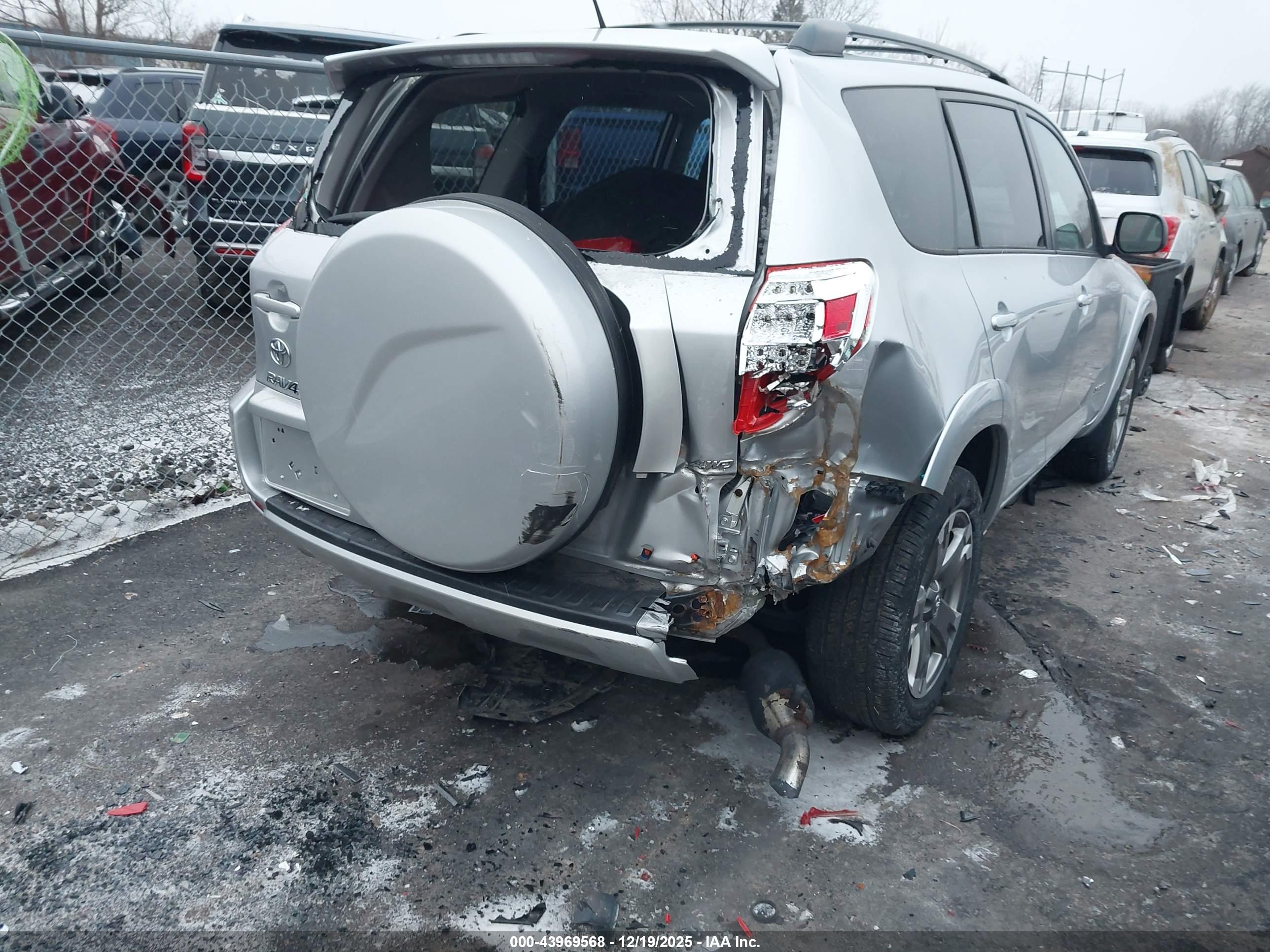 TOYOTA RAV4 image 6