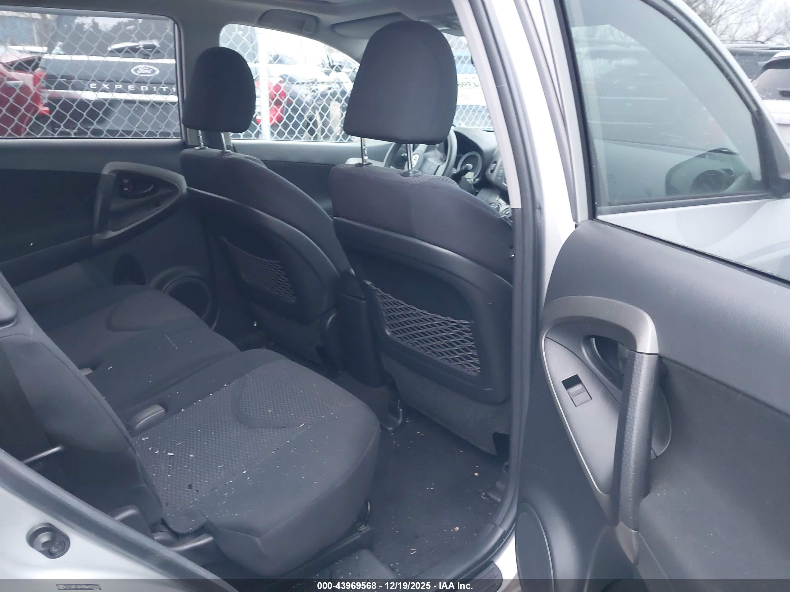 TOYOTA RAV4 image 8