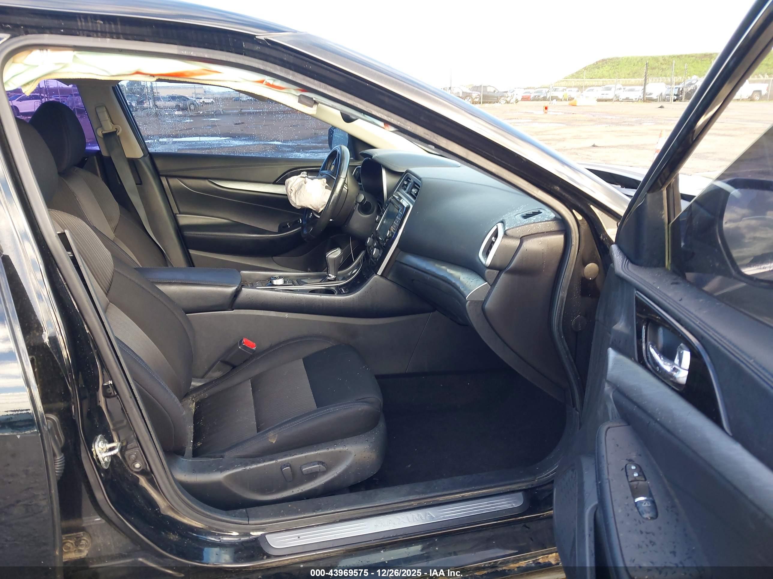 NISSAN MAXIMA image 5