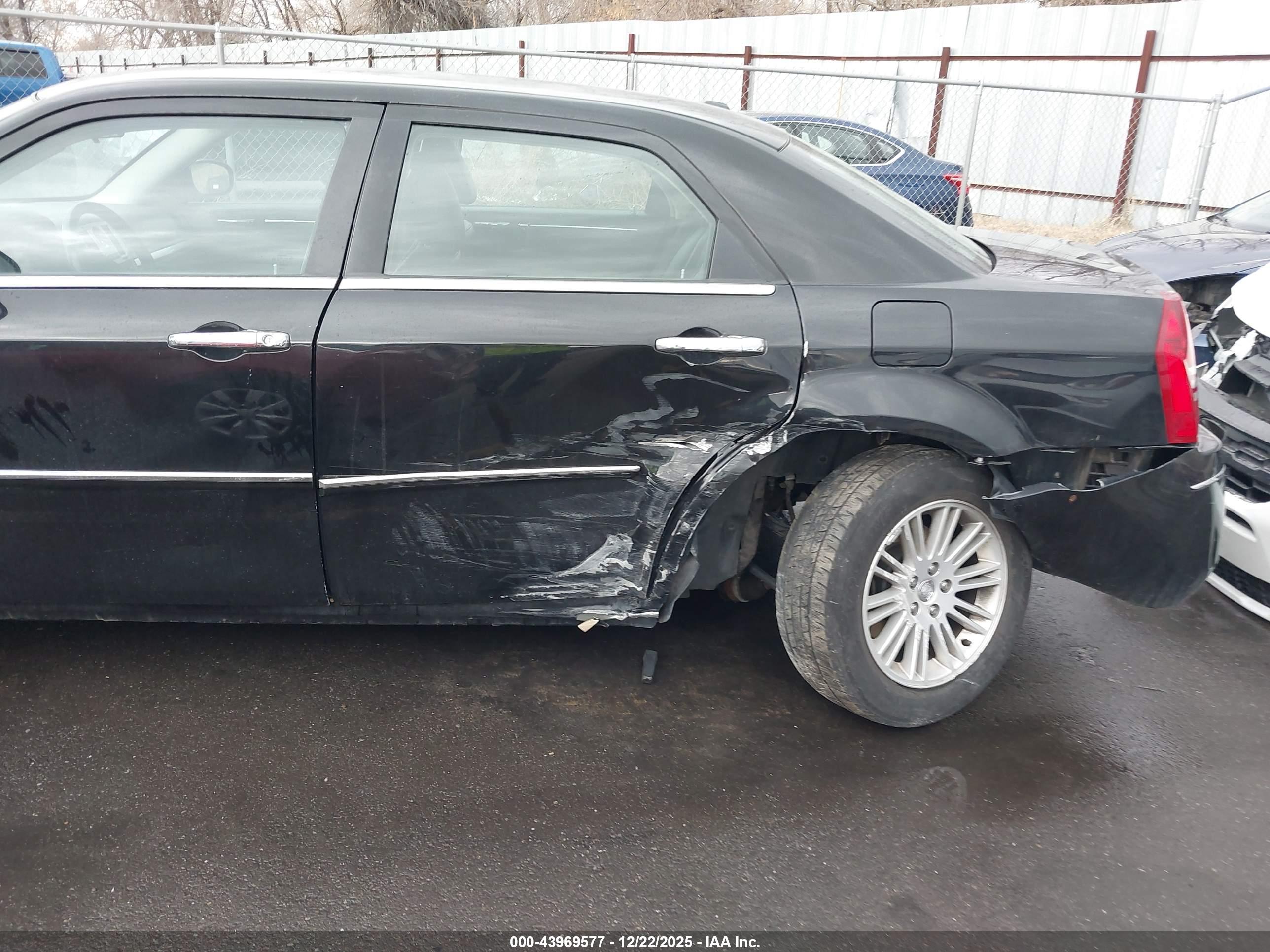 CHRYSLER 300 image 6