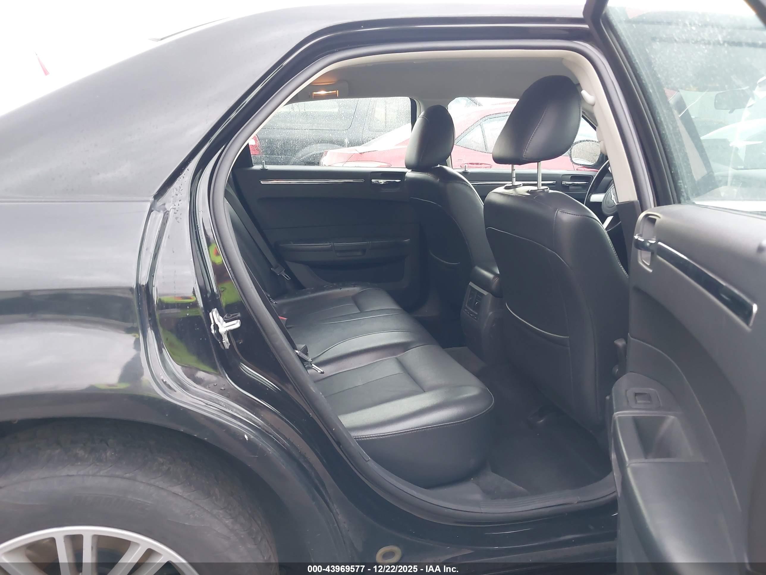 CHRYSLER 300 image 8