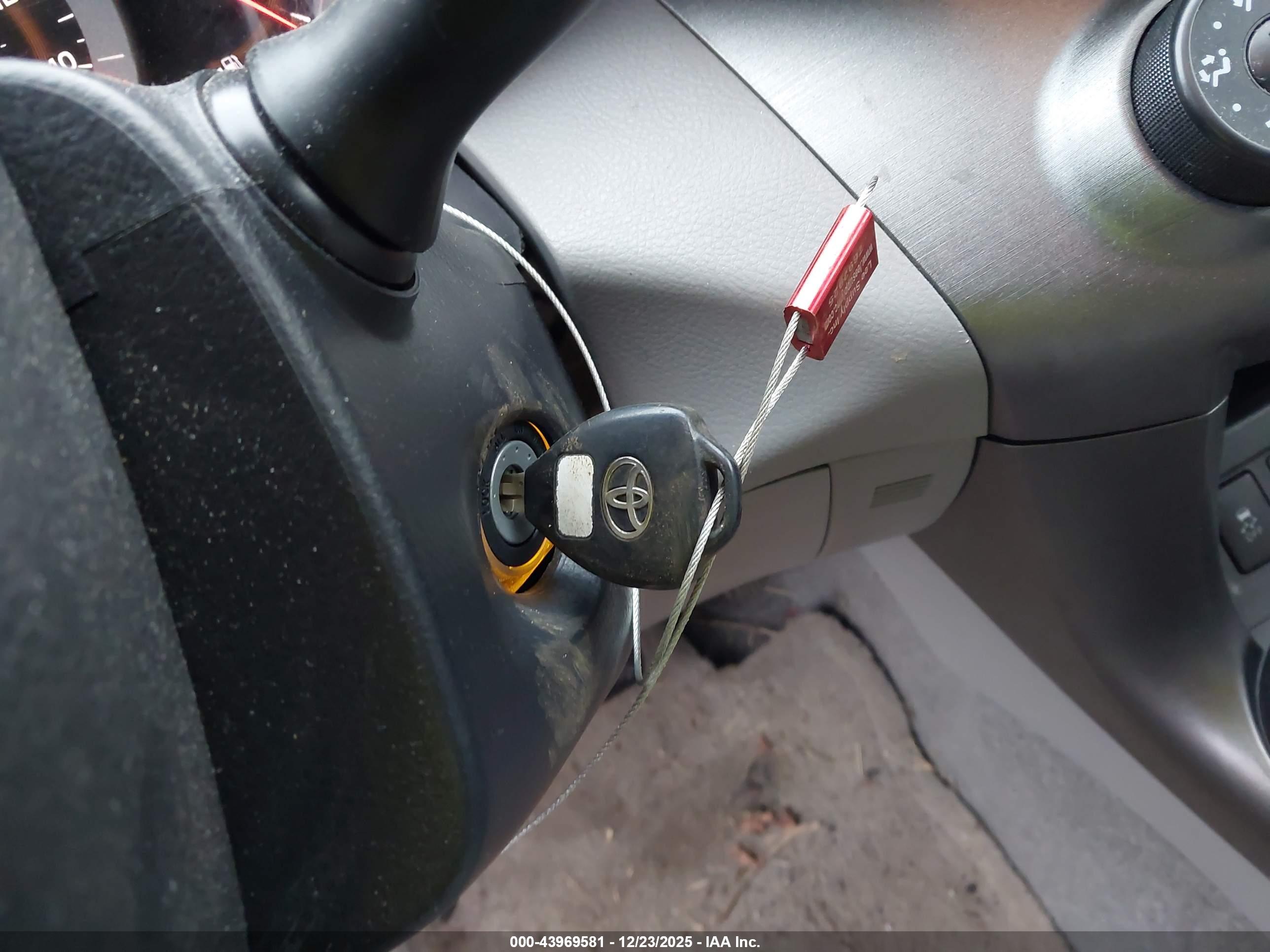 TOYOTA RAV4 image 11