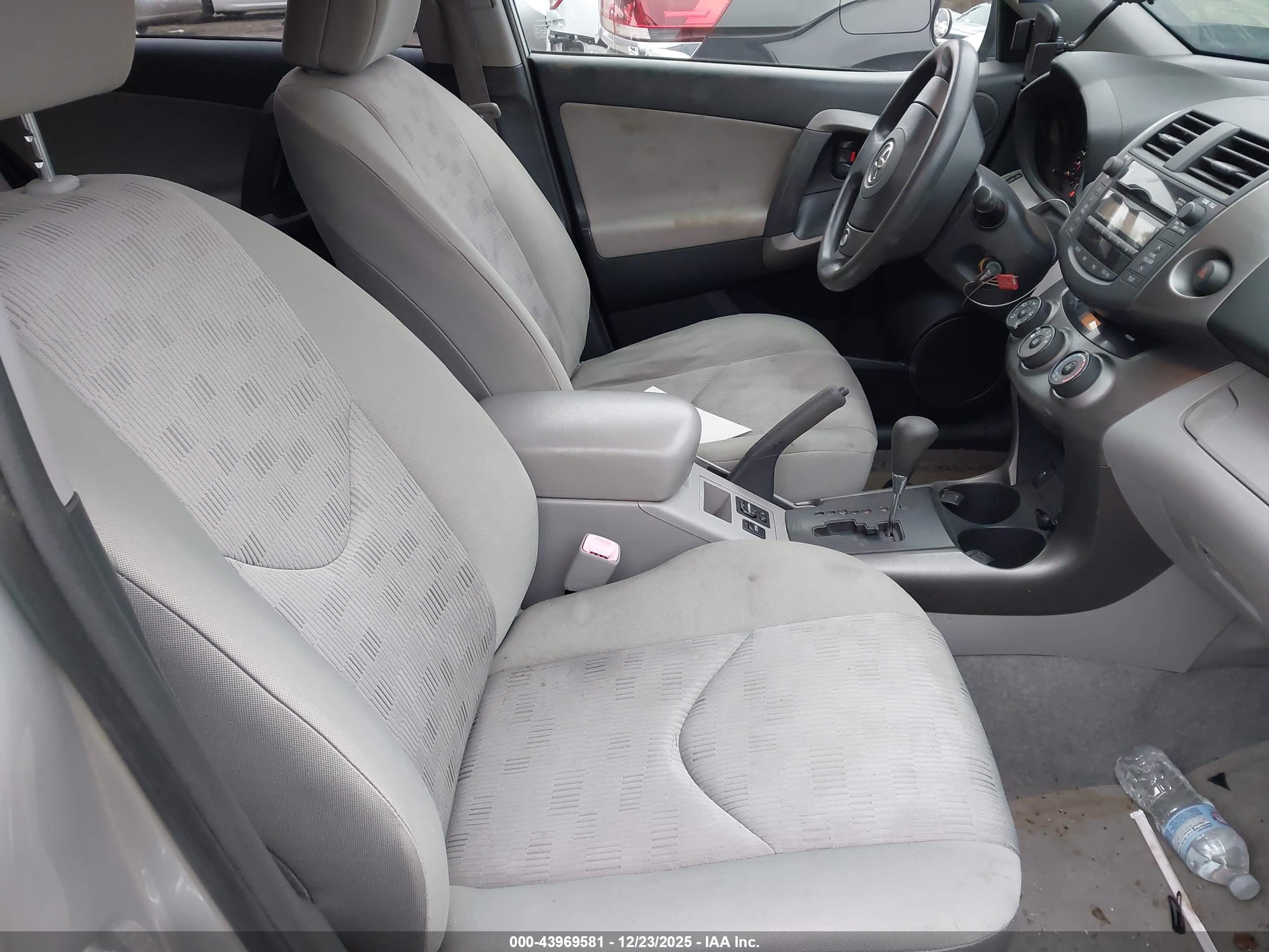TOYOTA RAV4 image 5