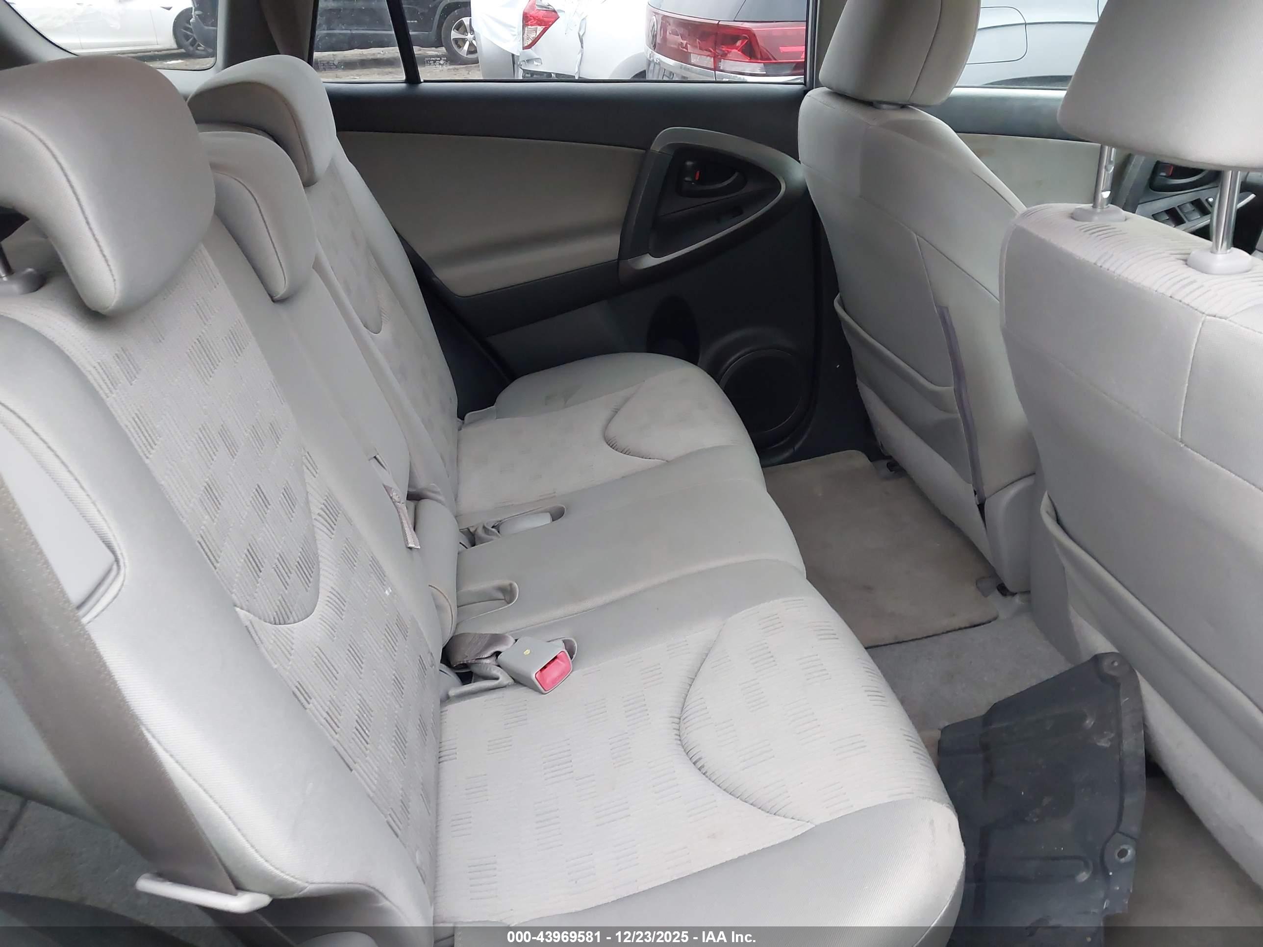 TOYOTA RAV4 image 8