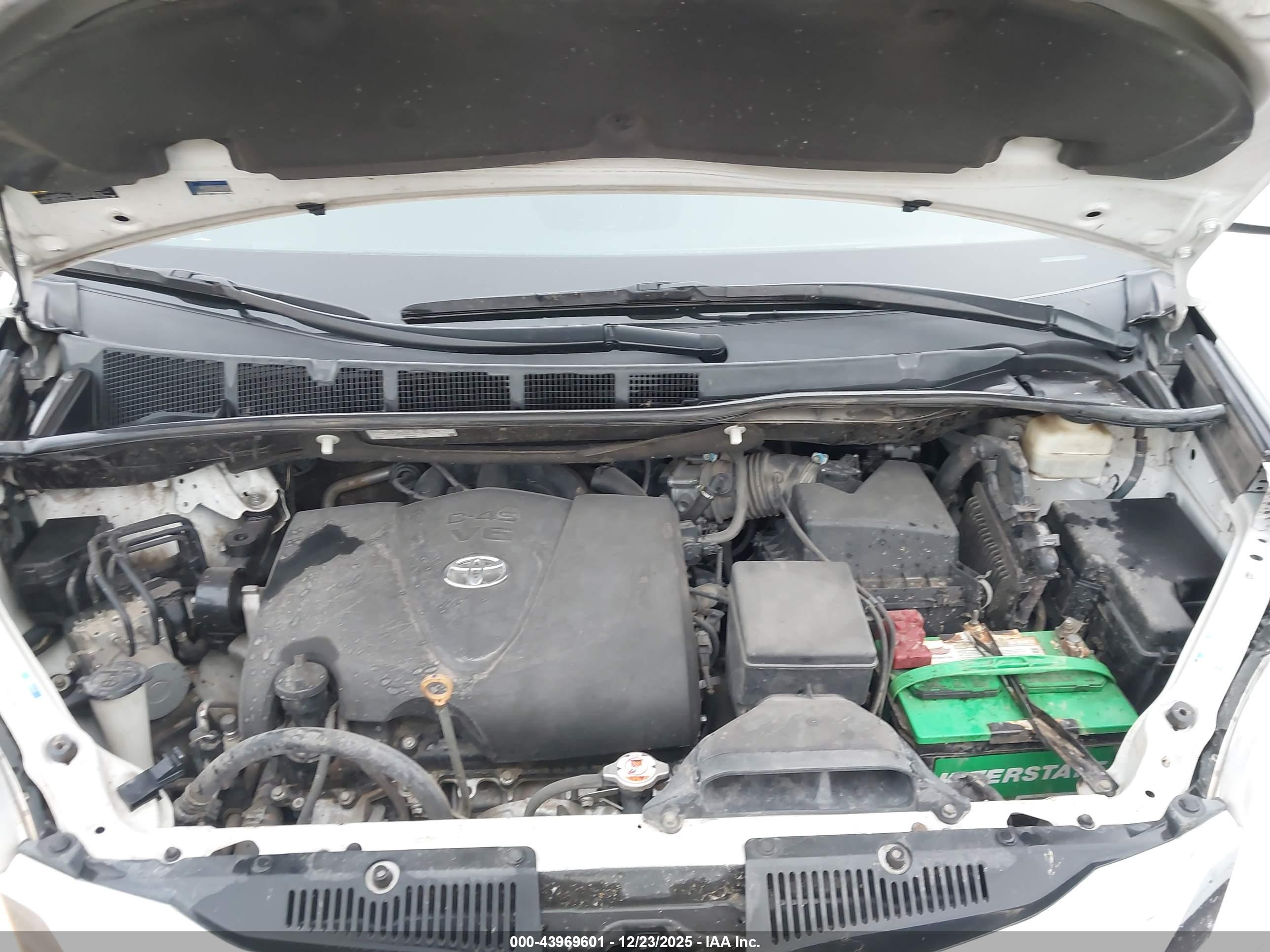 TOYOTA SIENNA image 10