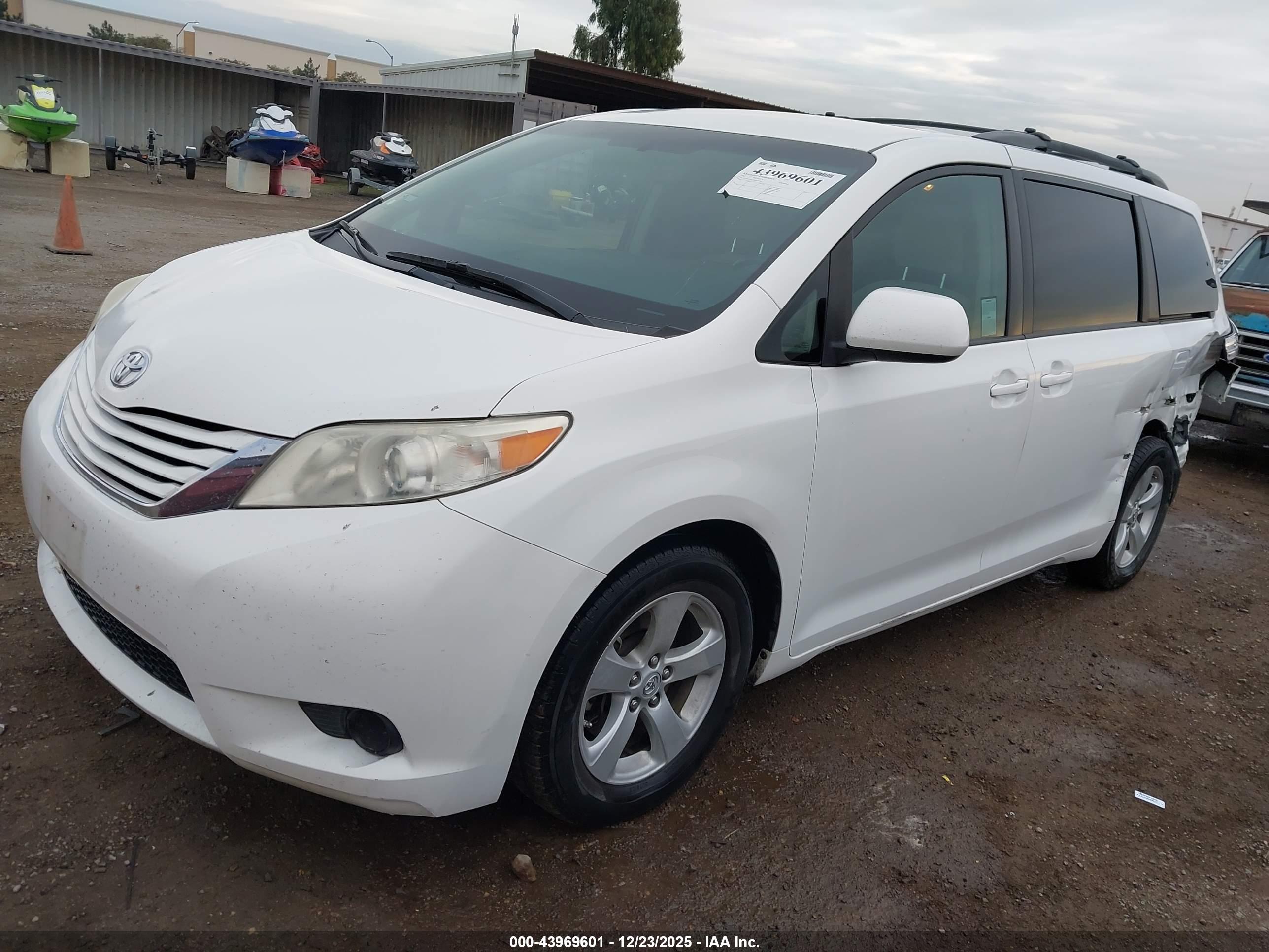 TOYOTA SIENNA image 2