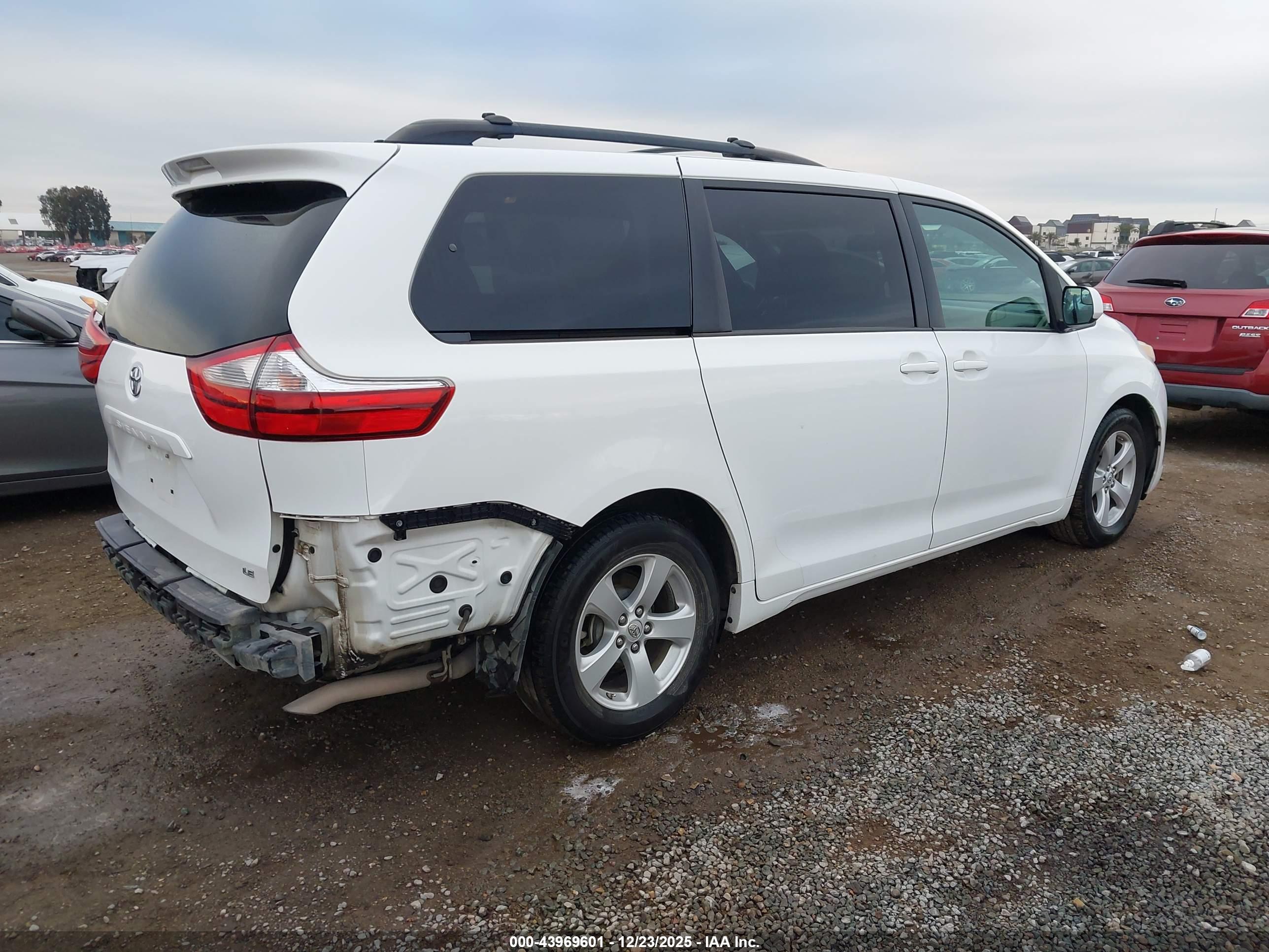 TOYOTA SIENNA image 4