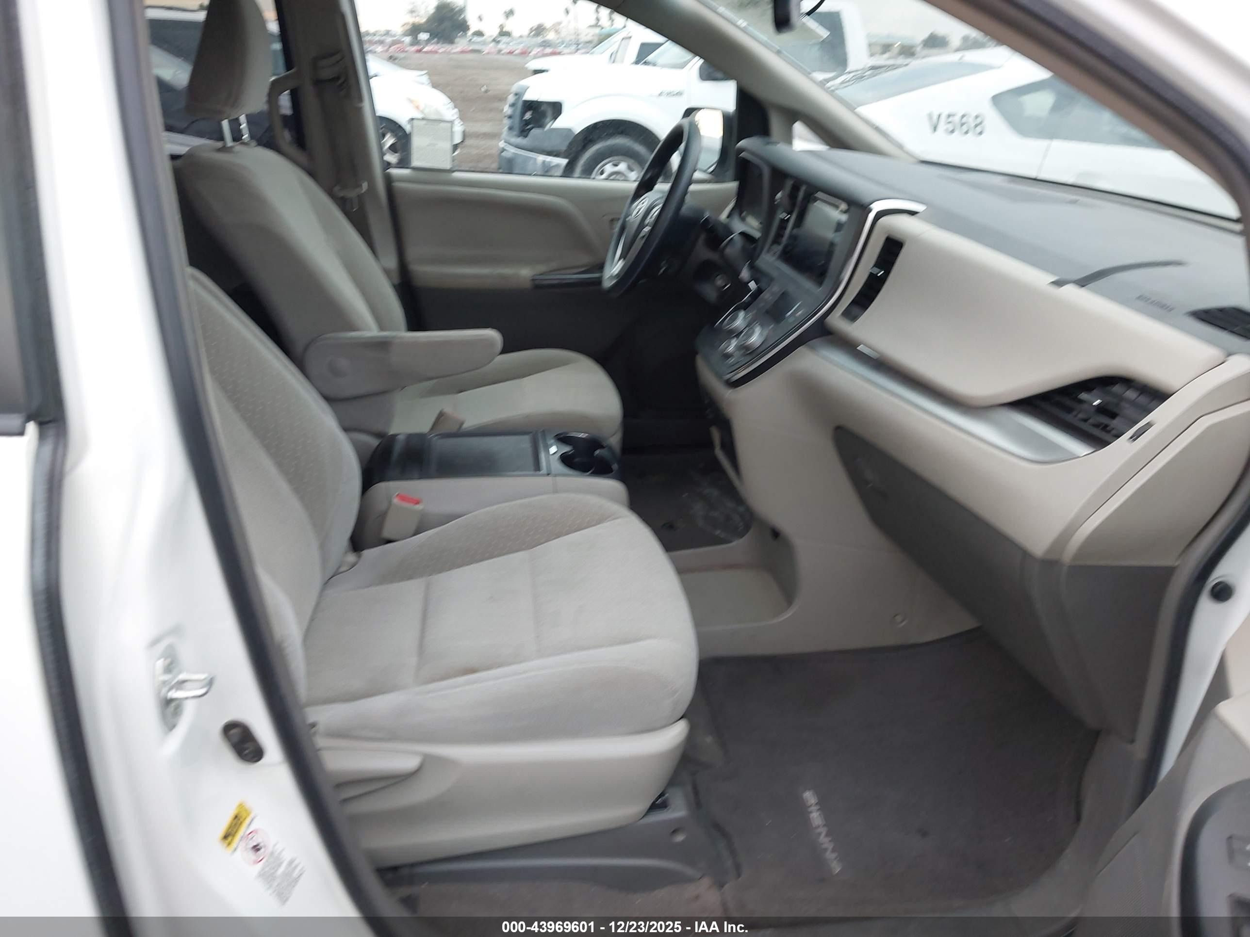 TOYOTA SIENNA image 5