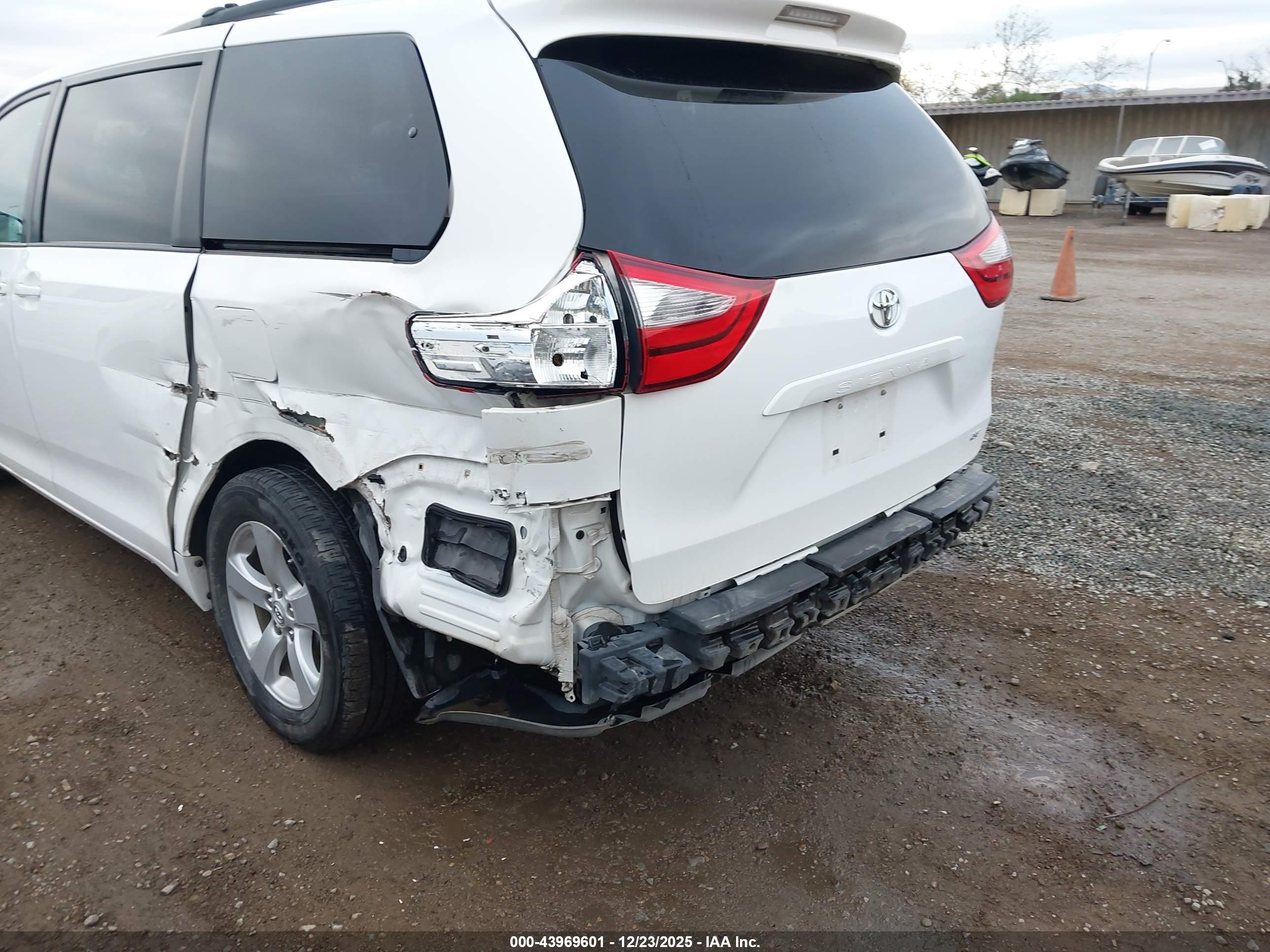TOYOTA SIENNA image 6