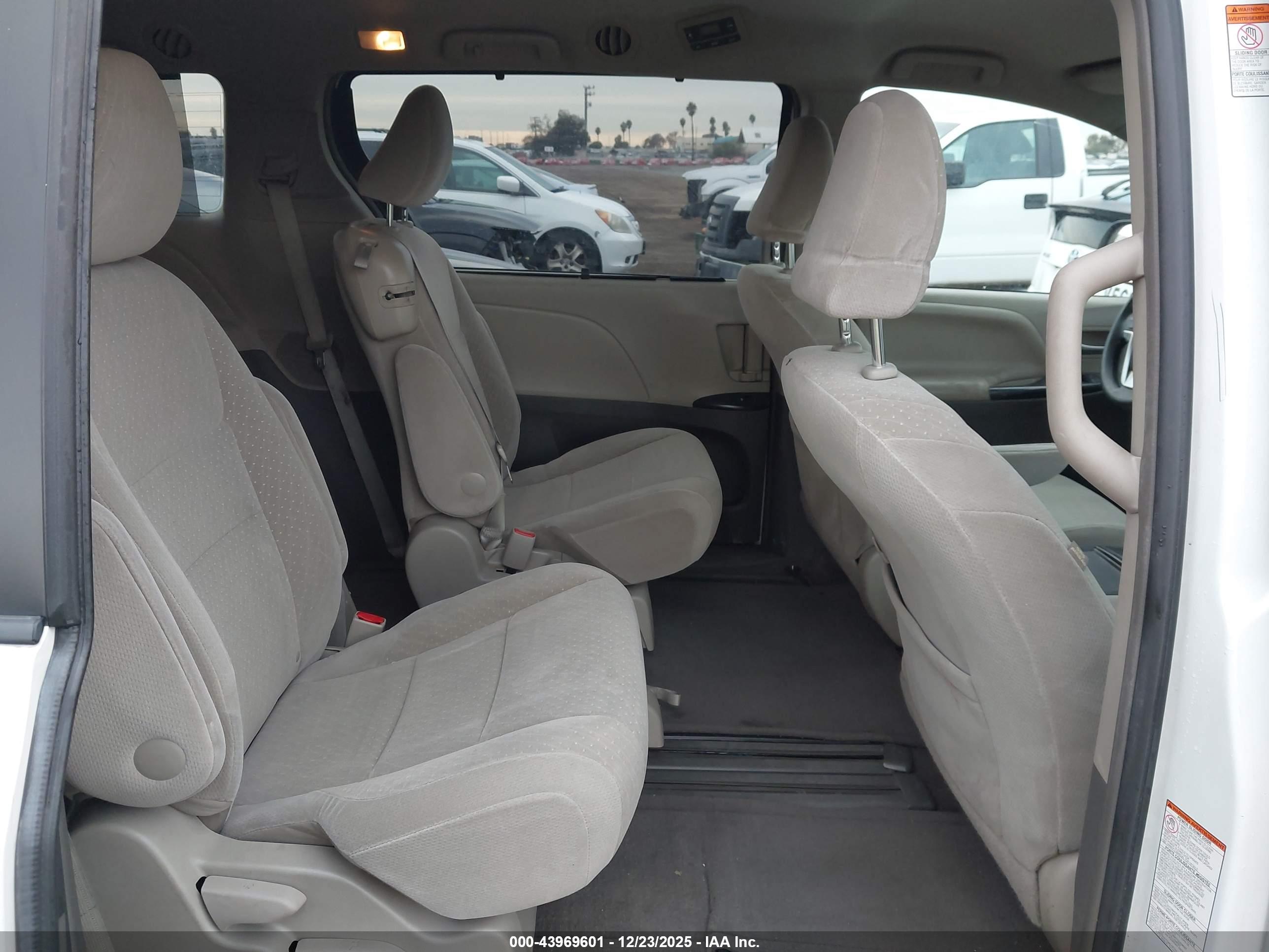 TOYOTA SIENNA image 8