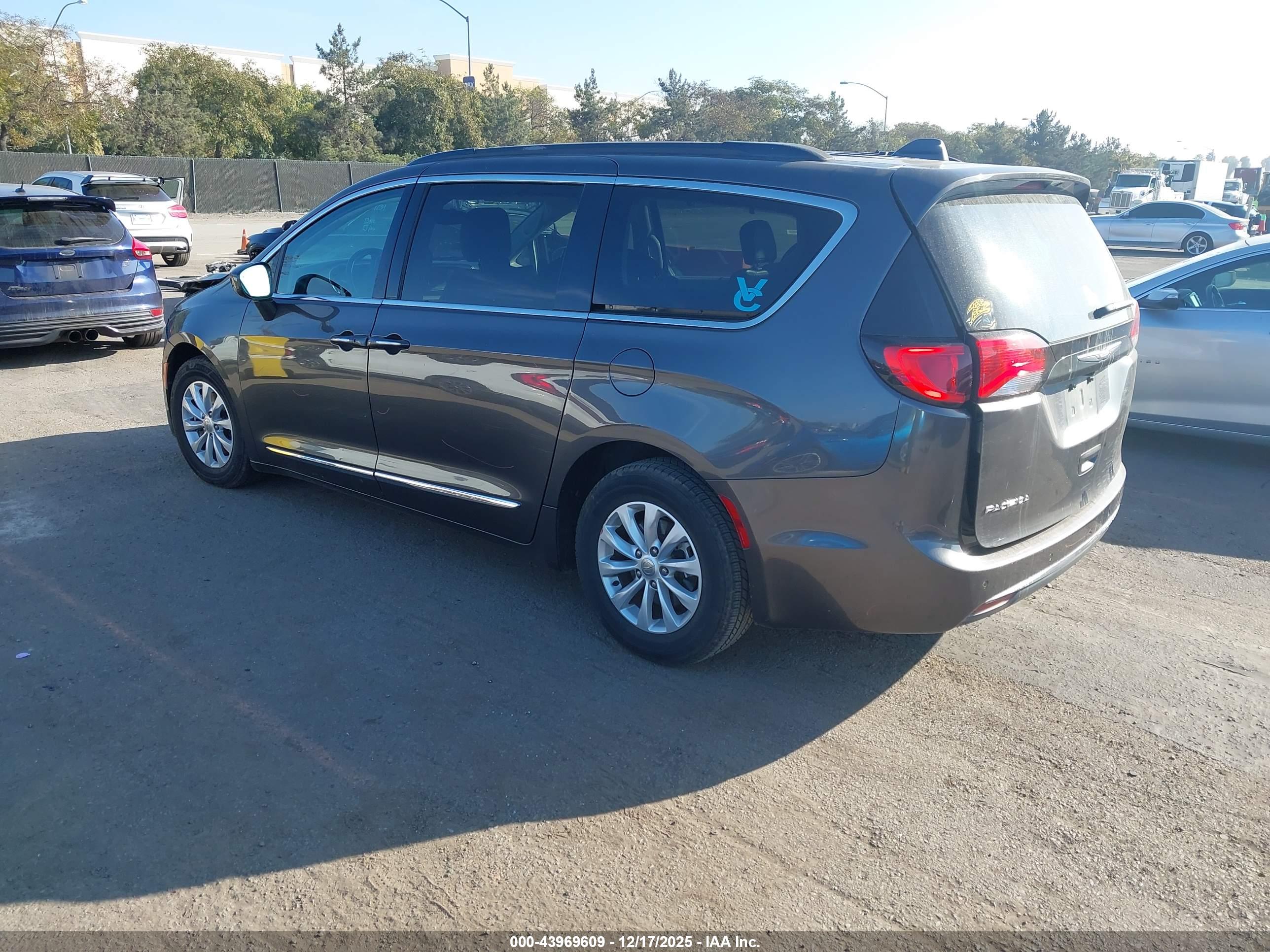CHRYSLER PACIFICA image 3