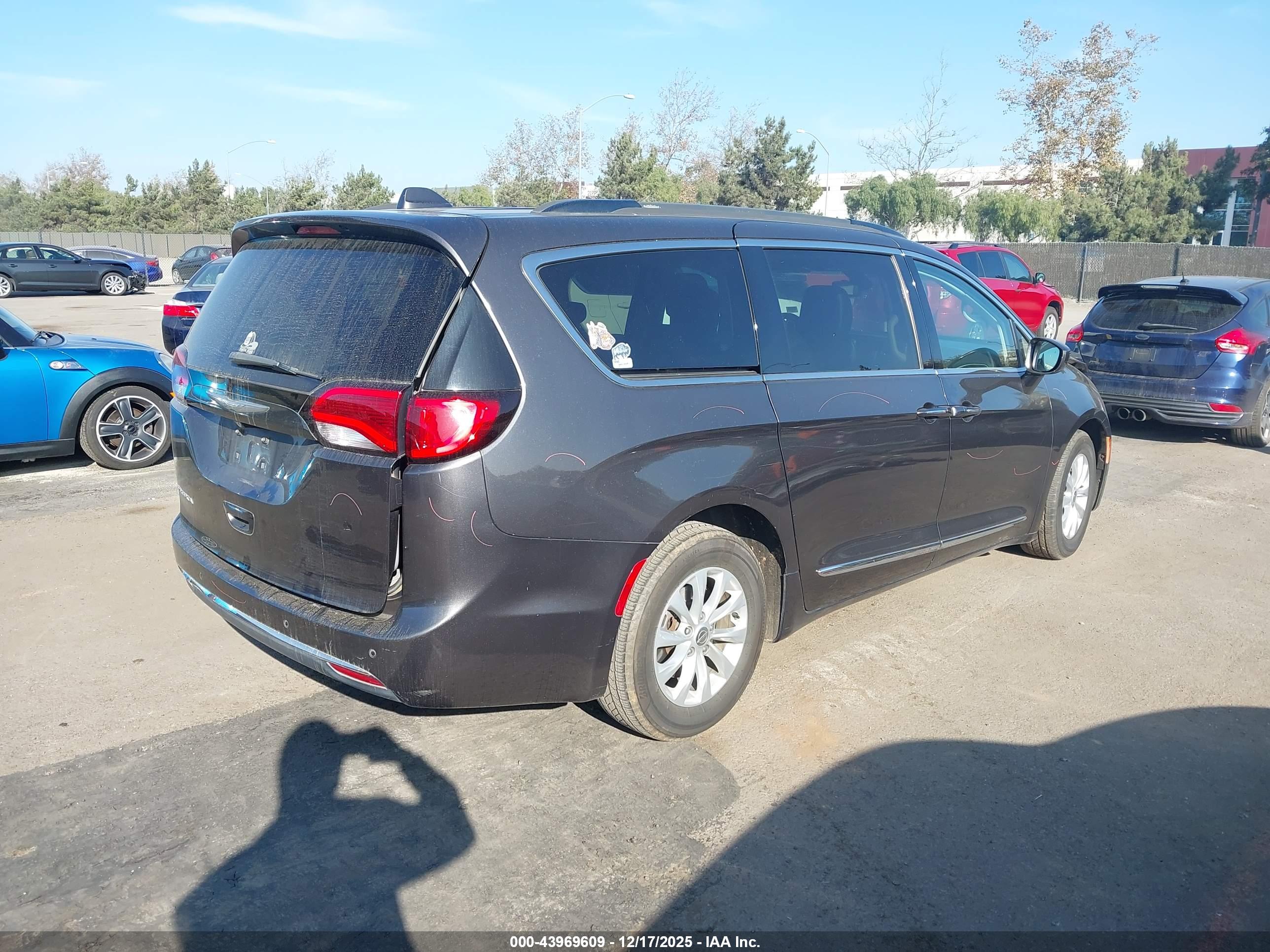CHRYSLER PACIFICA image 4