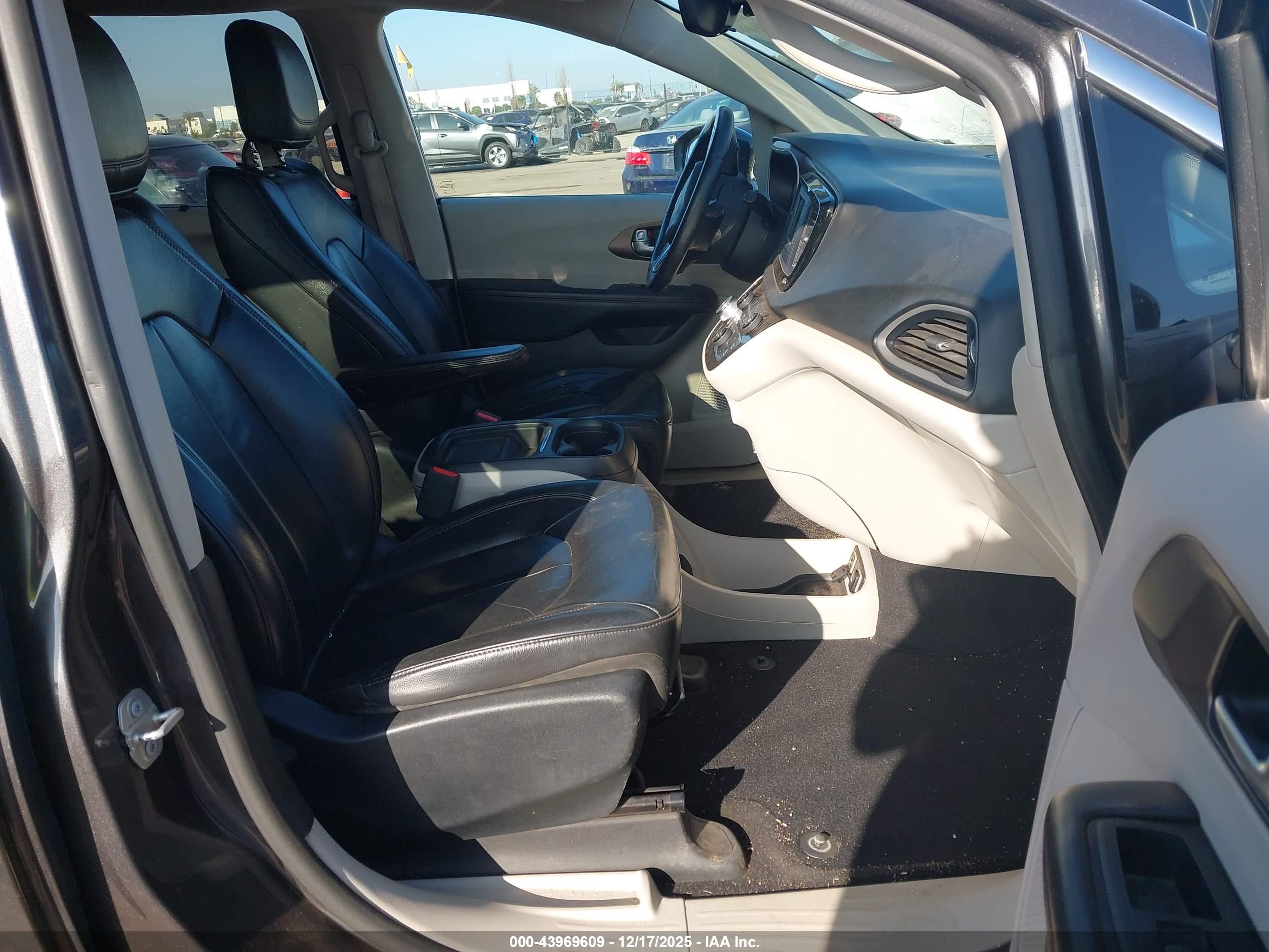 CHRYSLER PACIFICA image 5