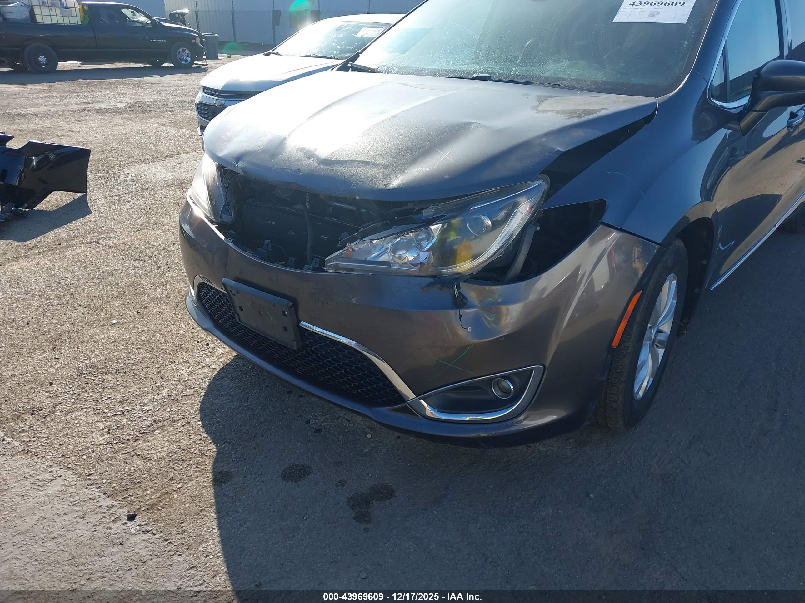 CHRYSLER PACIFICA image 6