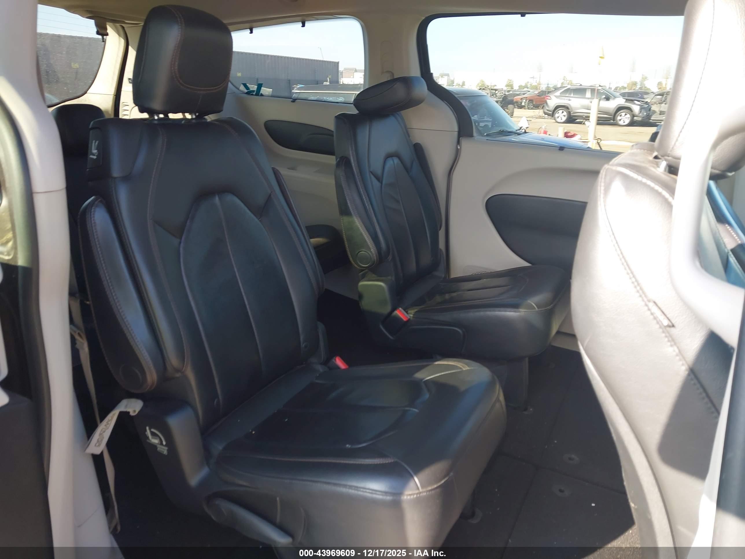 CHRYSLER PACIFICA image 8