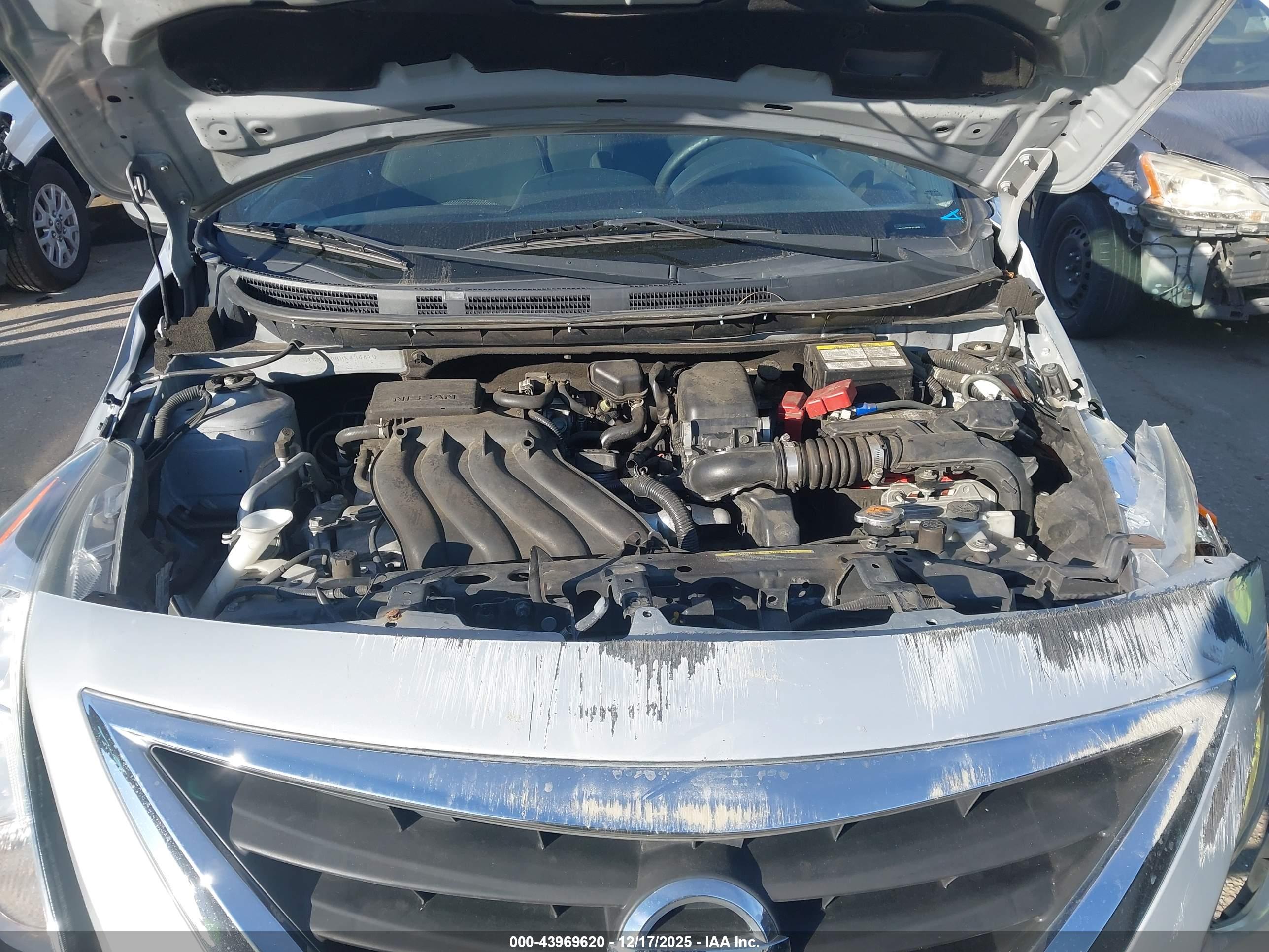 NISSAN VERSA image 10