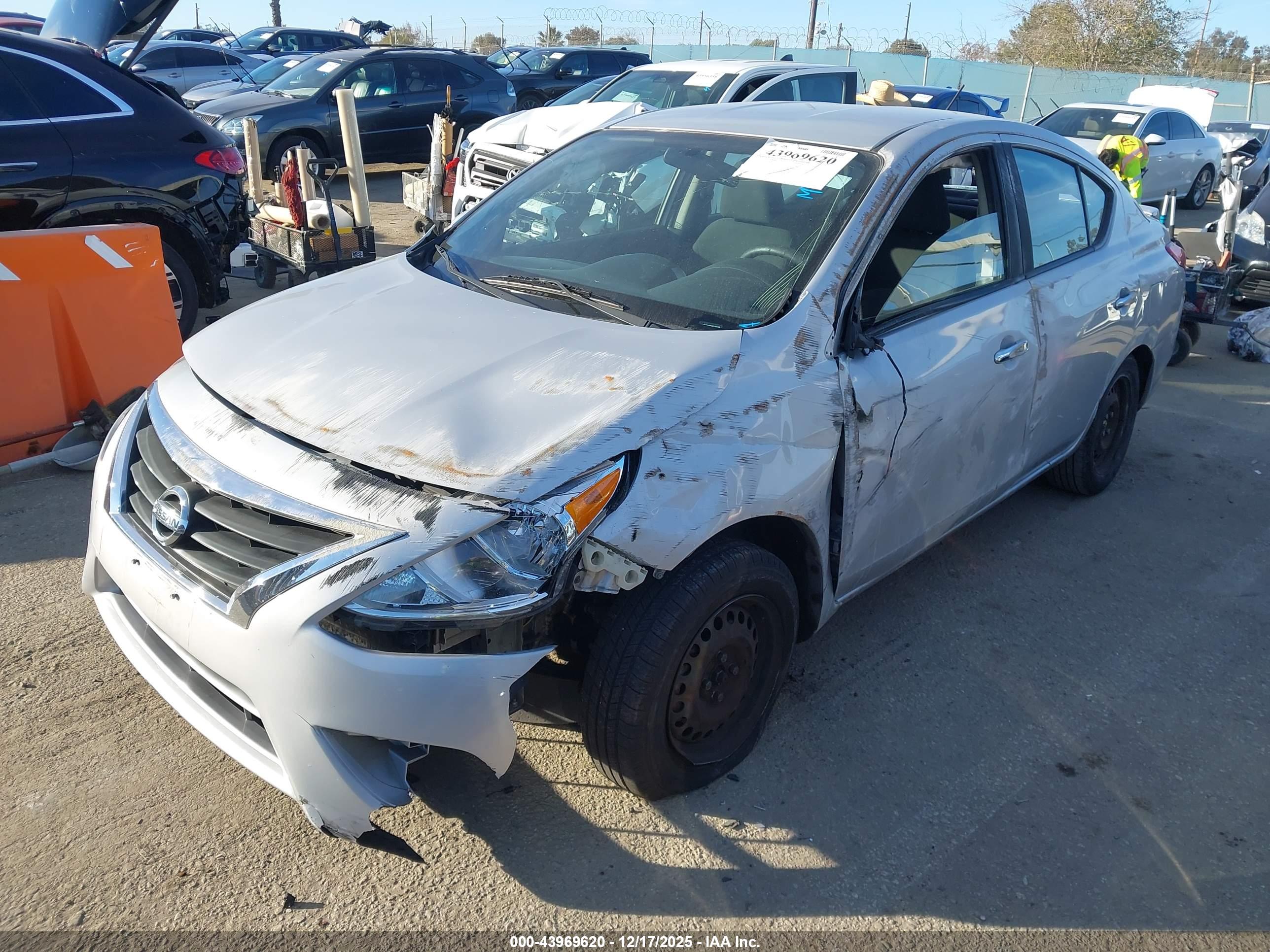 NISSAN VERSA image 2