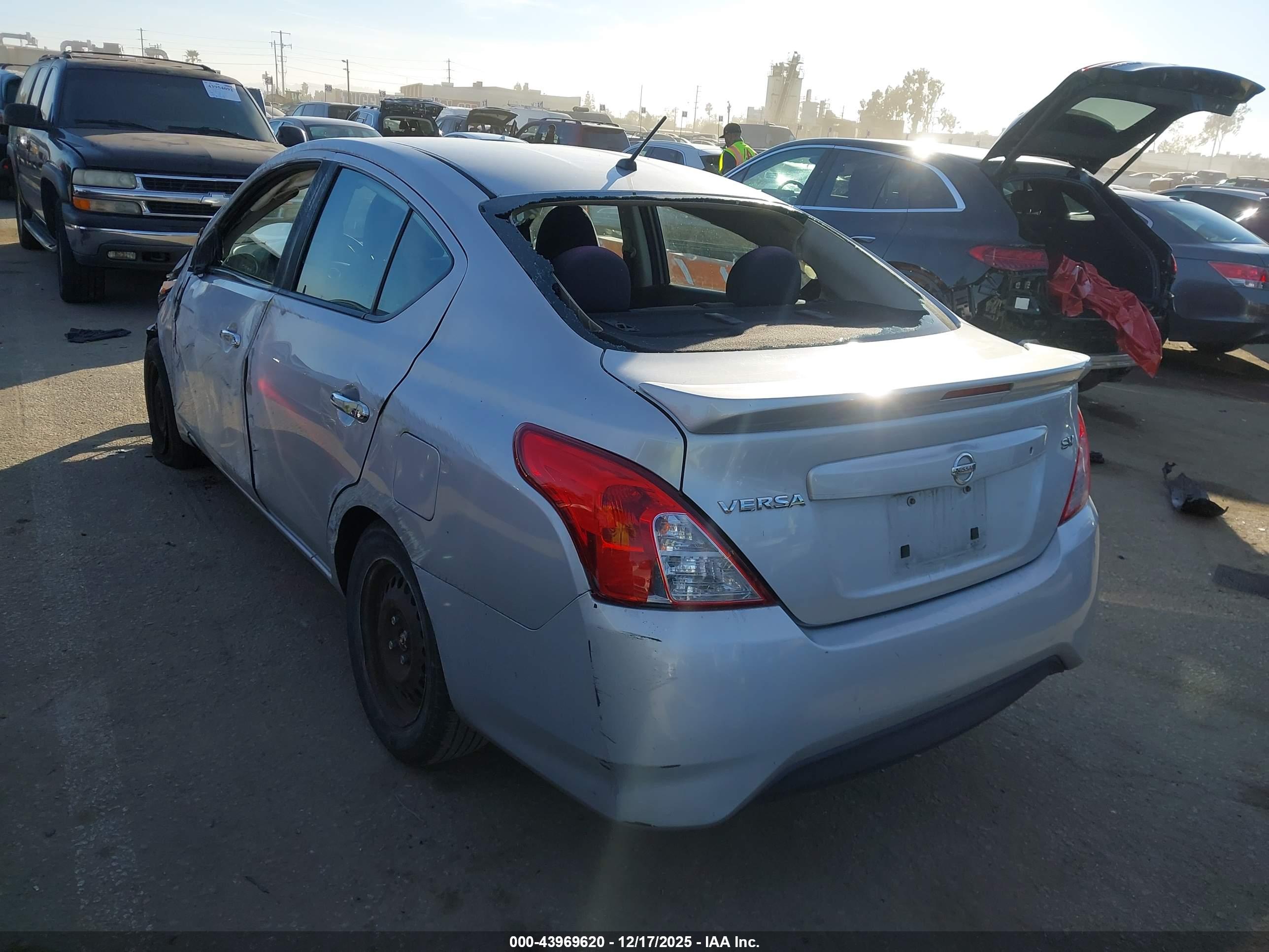 NISSAN VERSA image 3