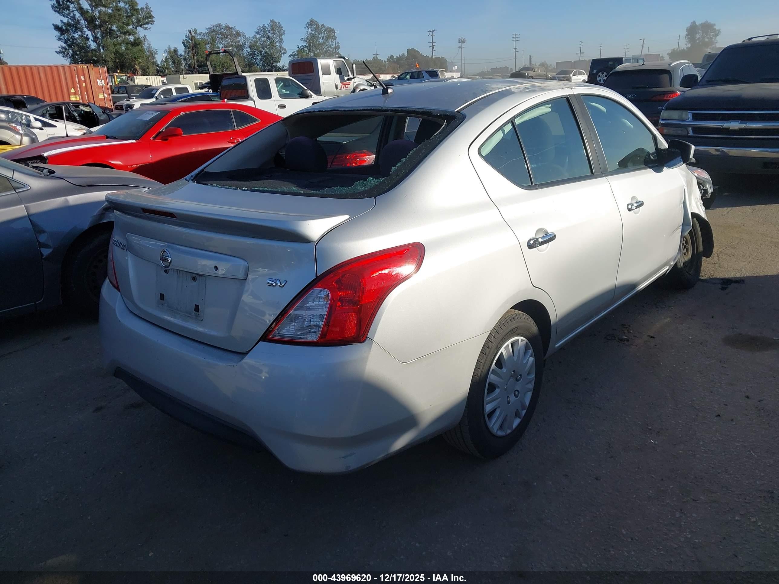 NISSAN VERSA image 4