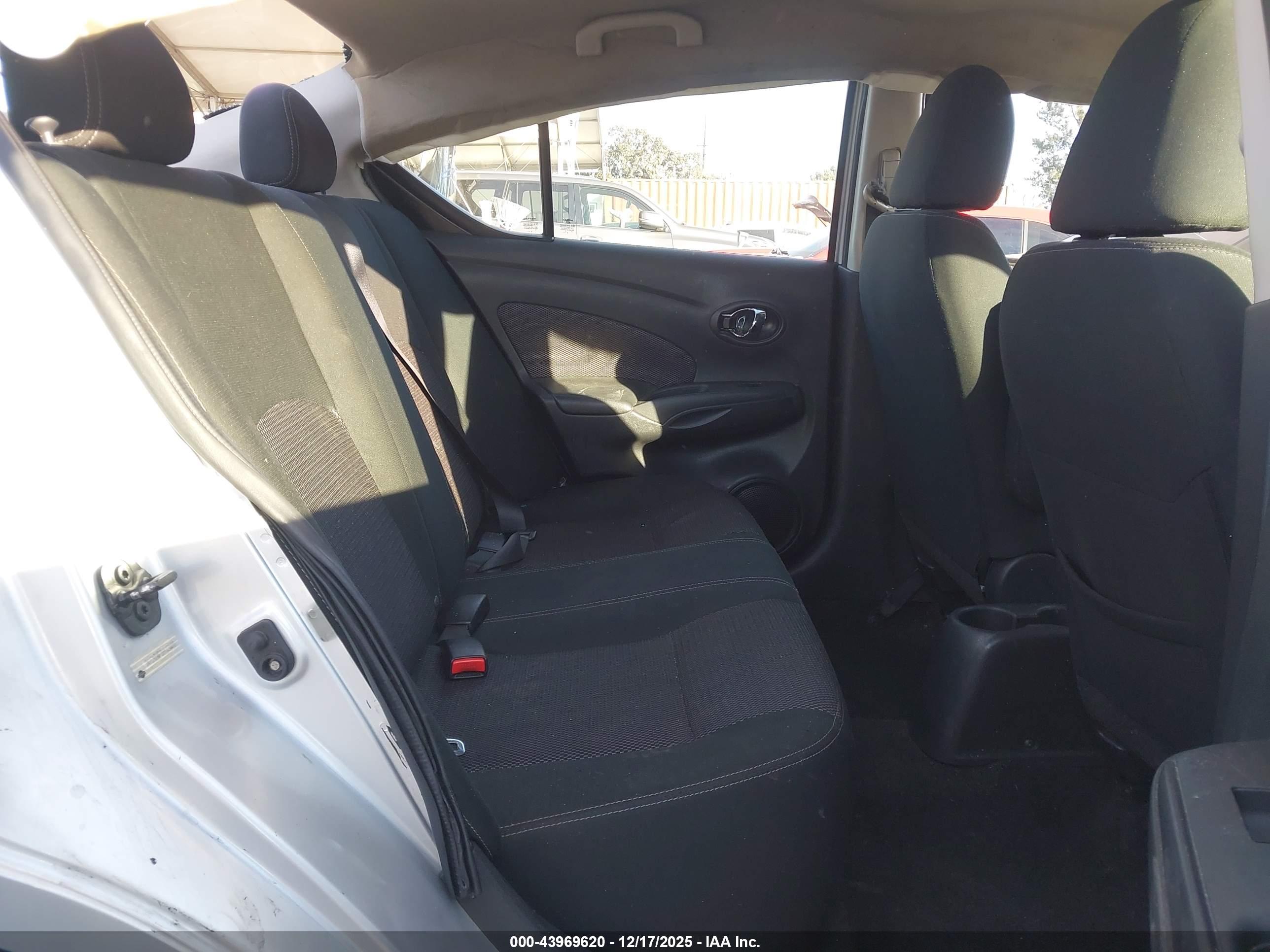 NISSAN VERSA image 8