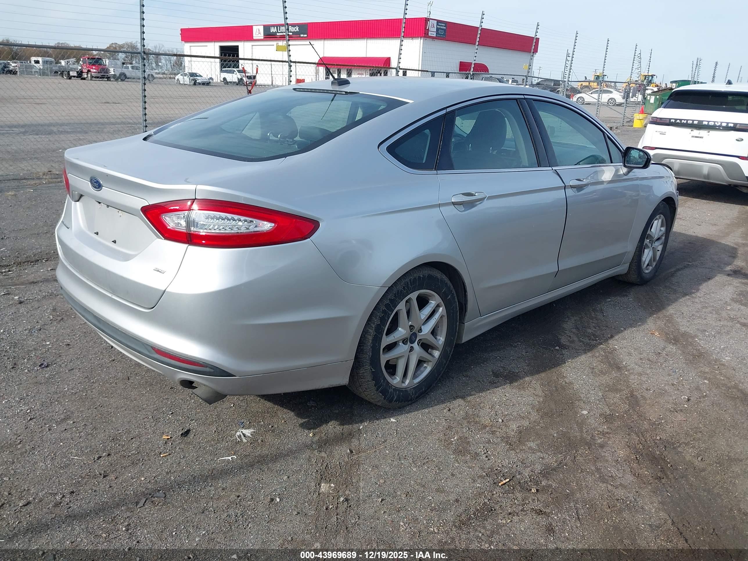 FORD FUSION image 4