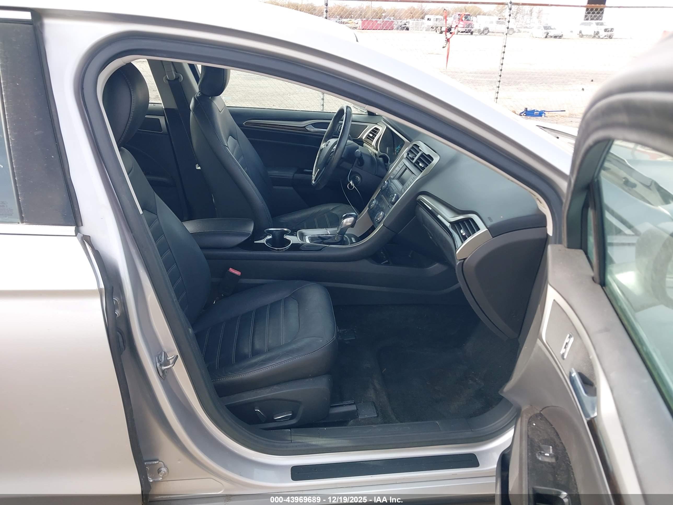 FORD FUSION image 5
