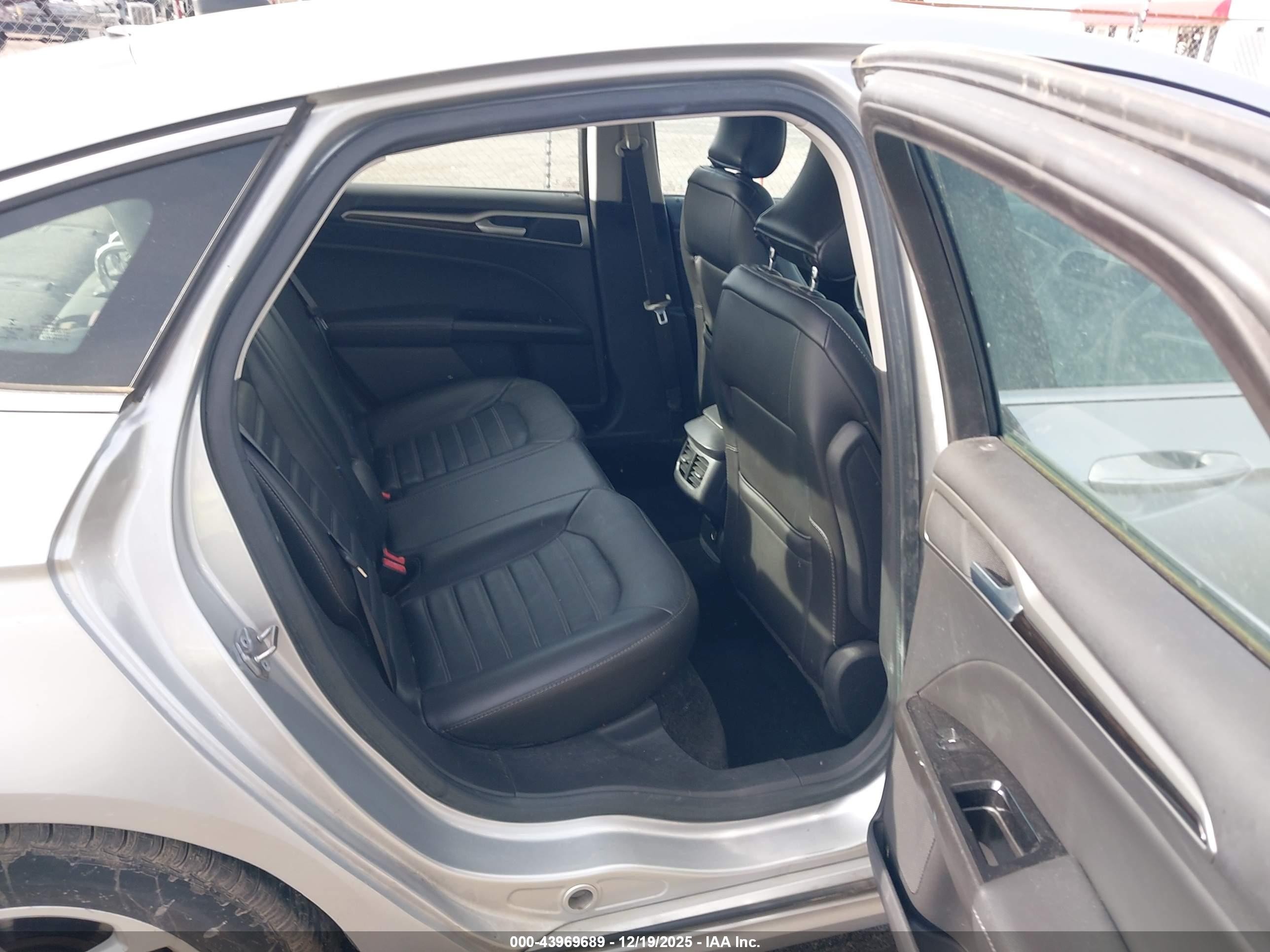 FORD FUSION image 8
