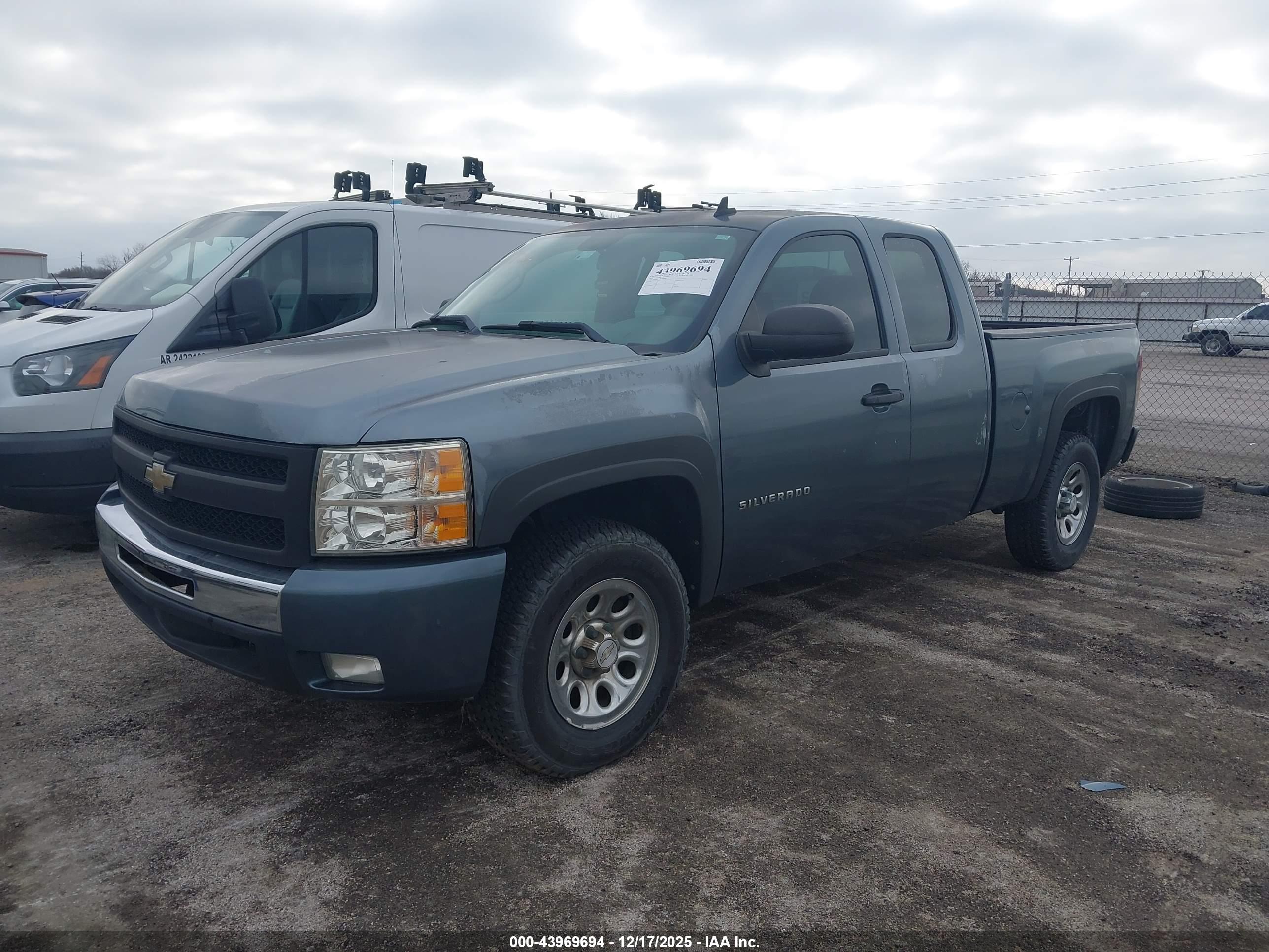 CHEVROLET SILVERADO image 2