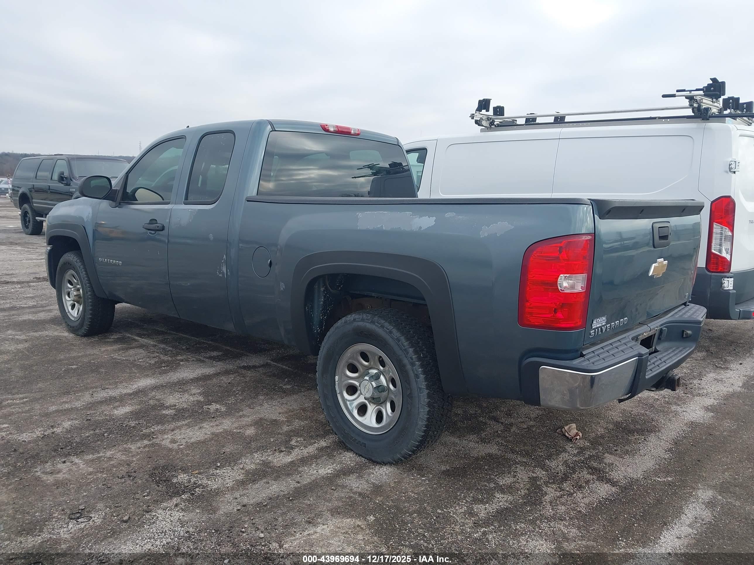 CHEVROLET SILVERADO image 3