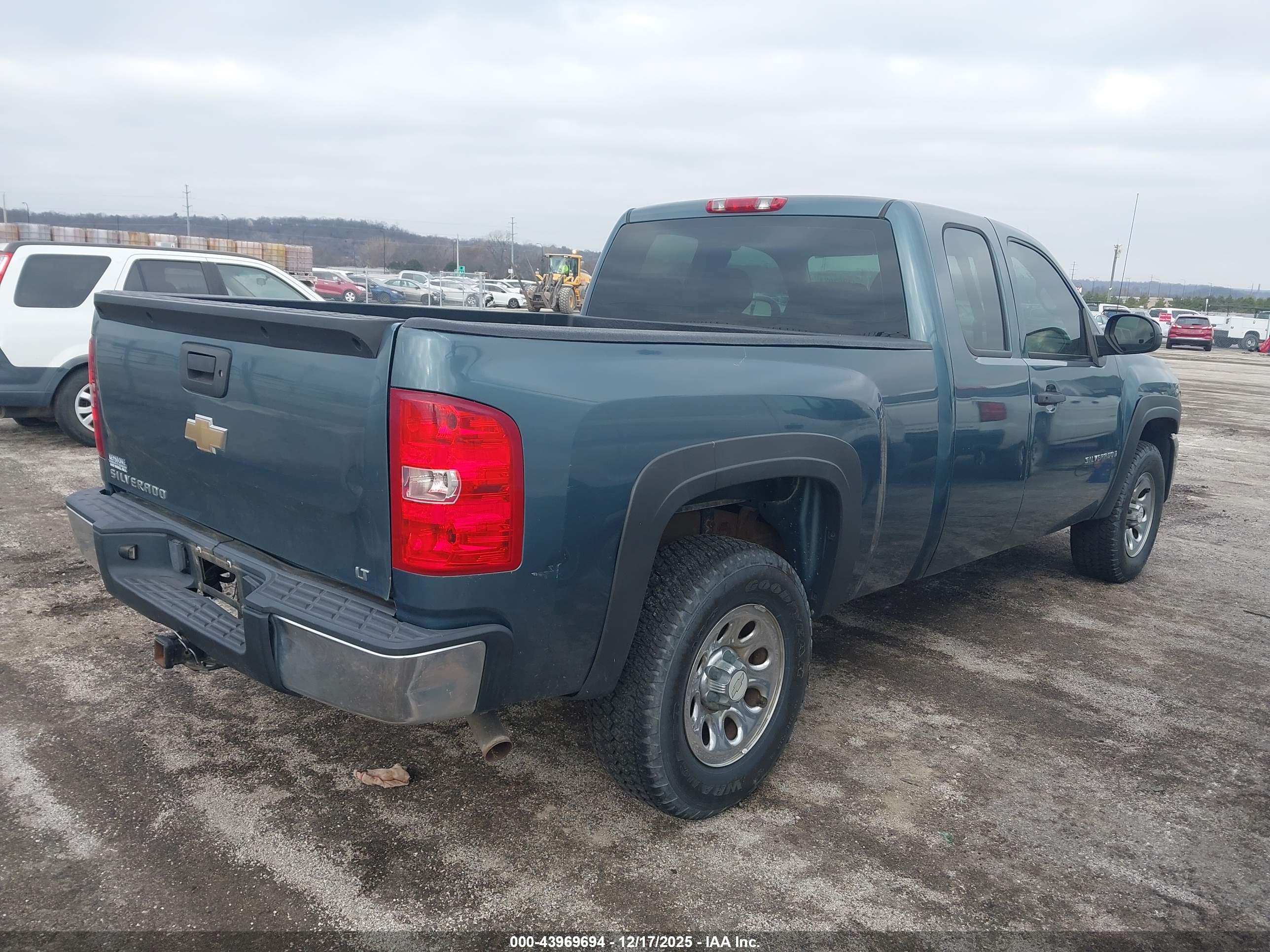 CHEVROLET SILVERADO image 4