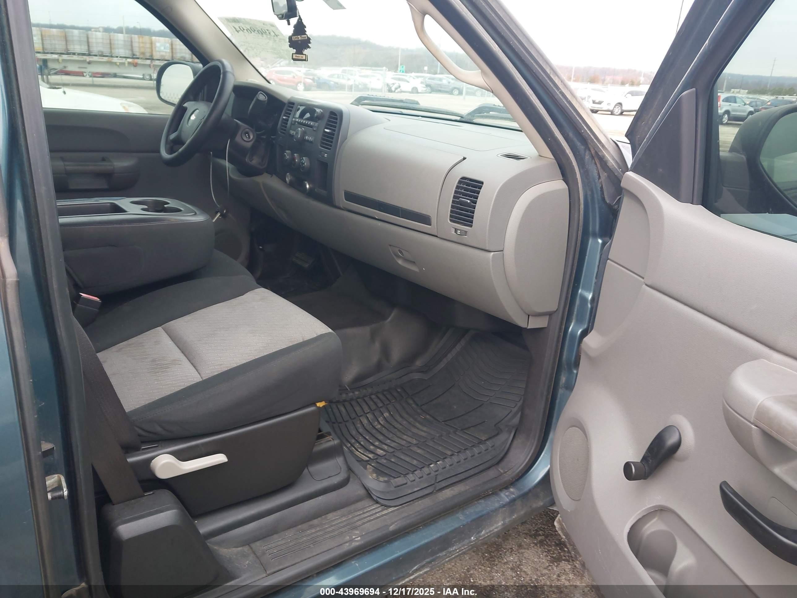 CHEVROLET SILVERADO image 5