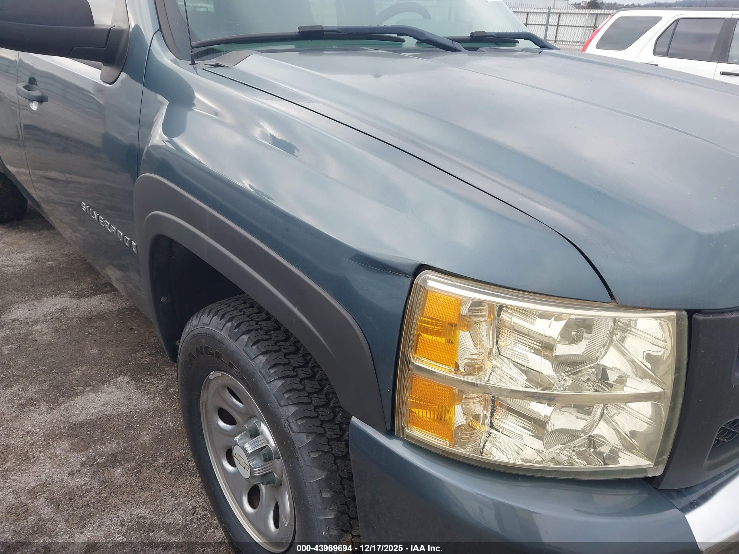 CHEVROLET SILVERADO image 6