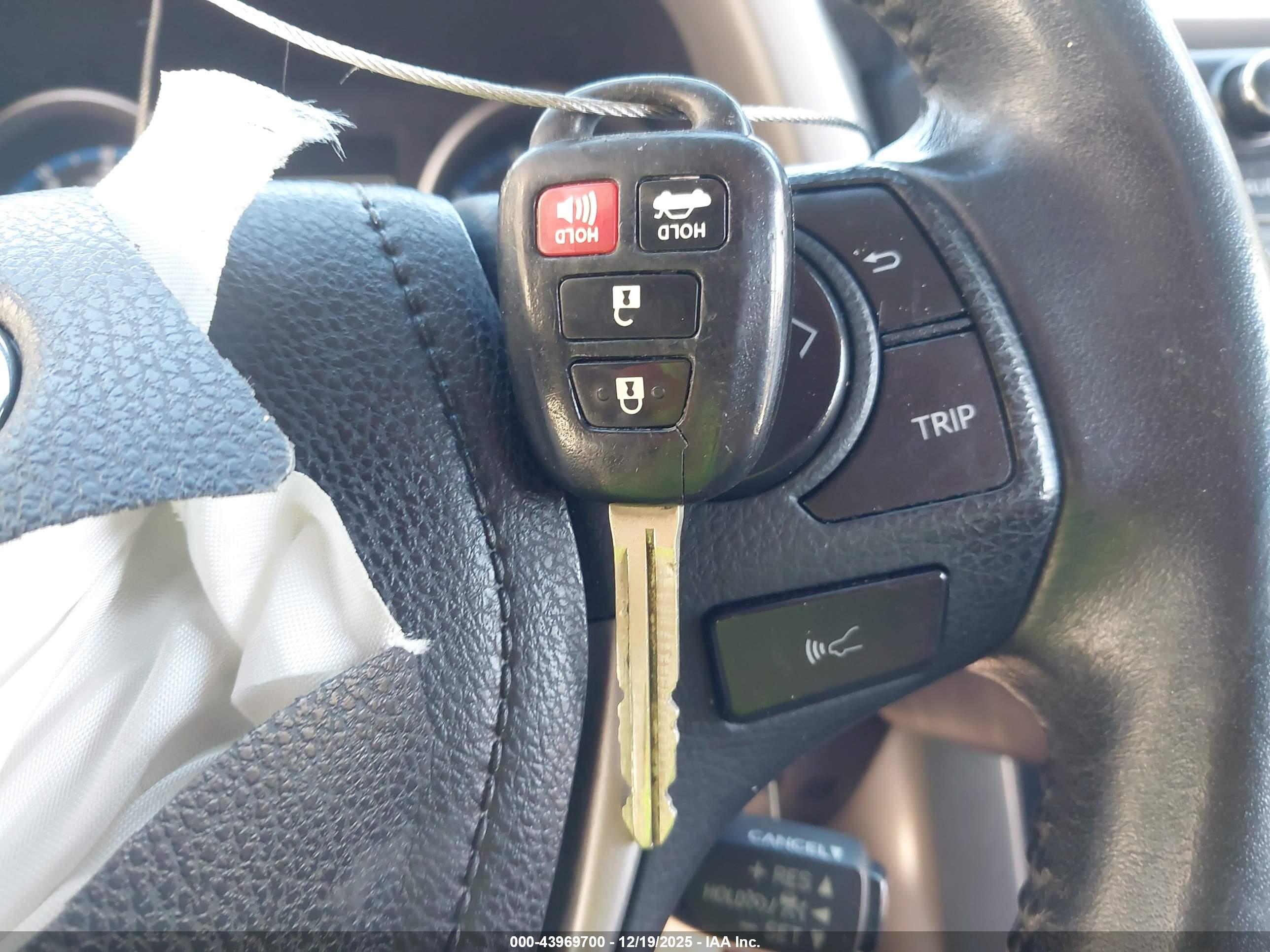TOYOTA RAV4 image 11