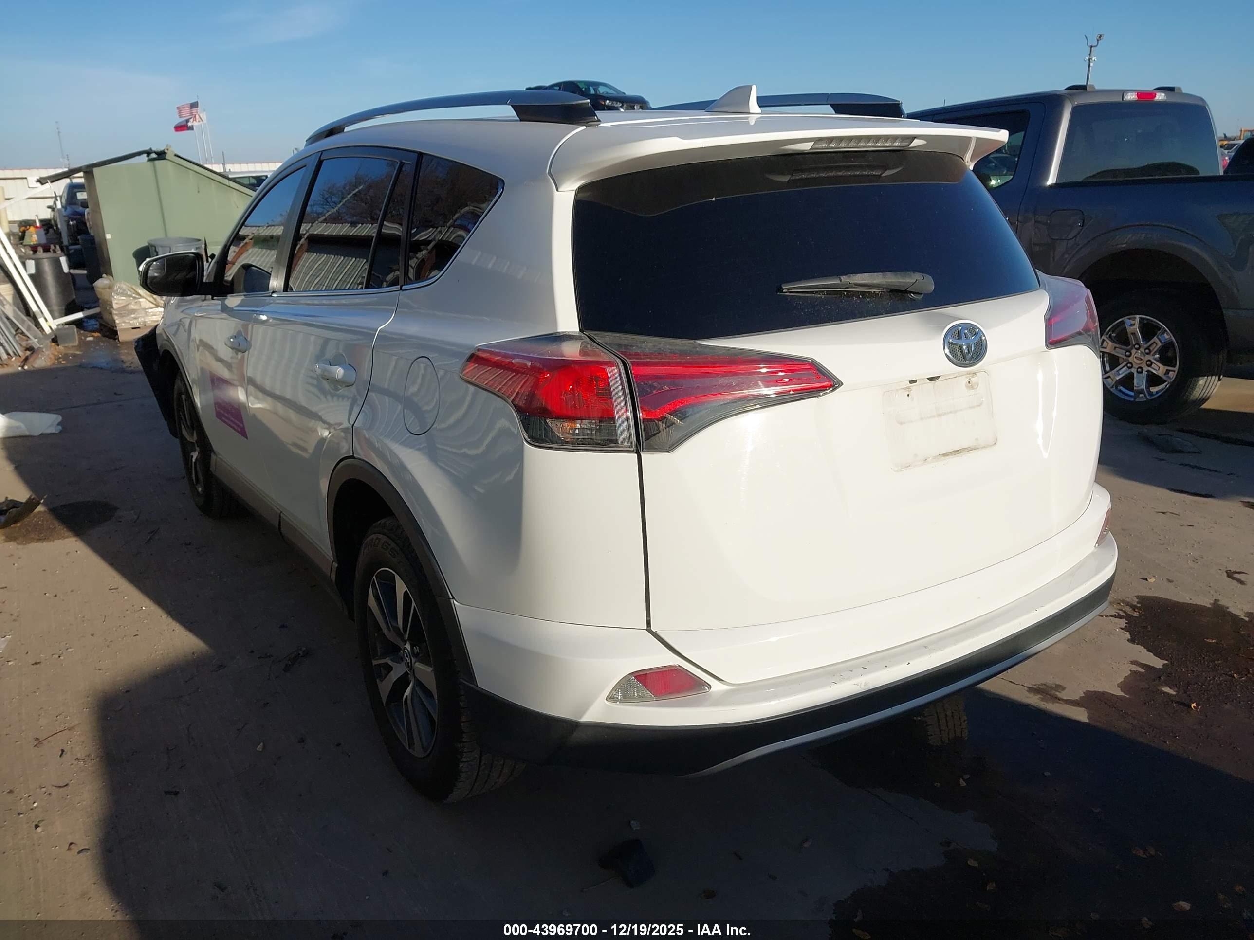 TOYOTA RAV4 image 3