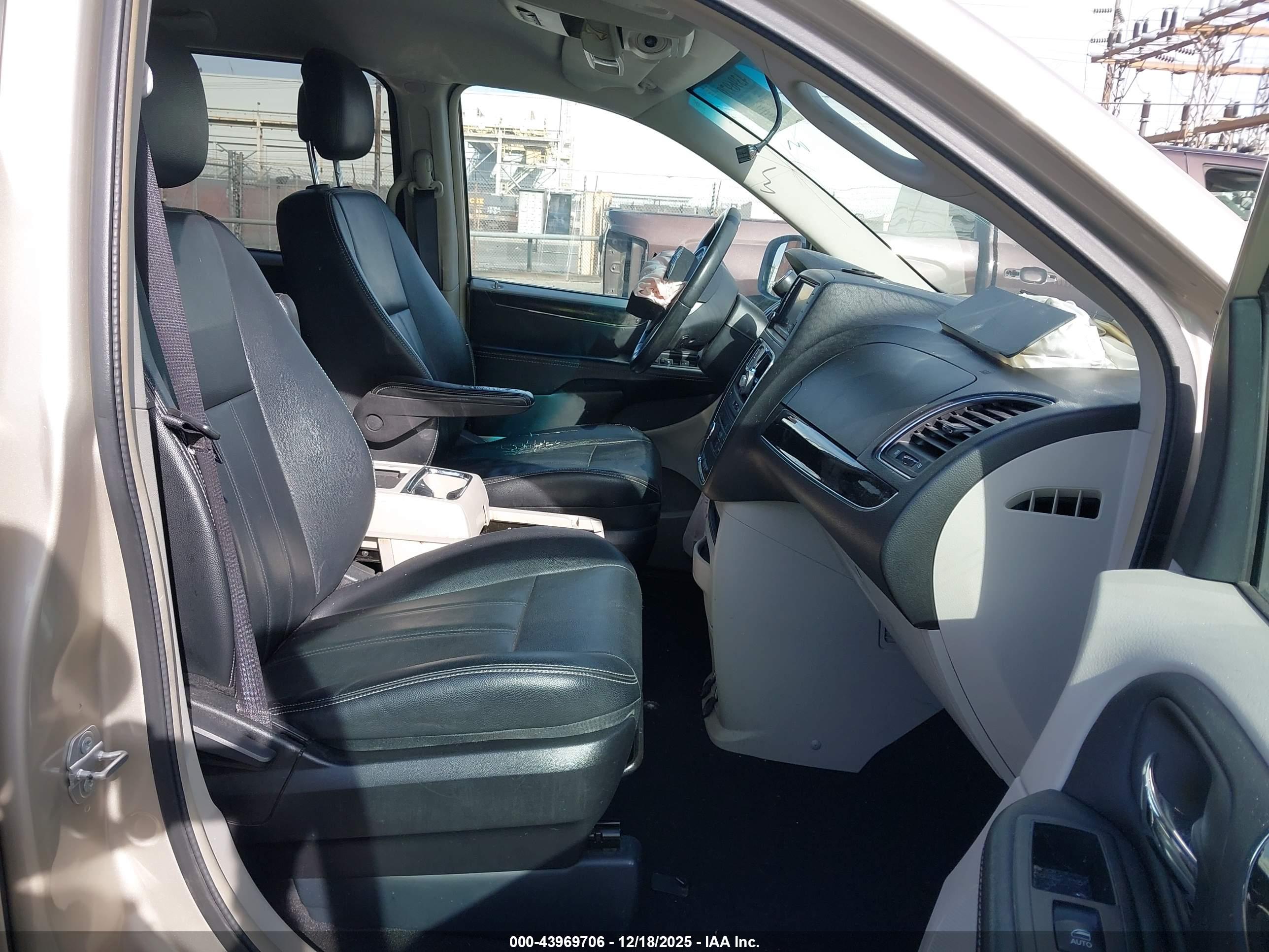 CHRYSLER TOWN image 5