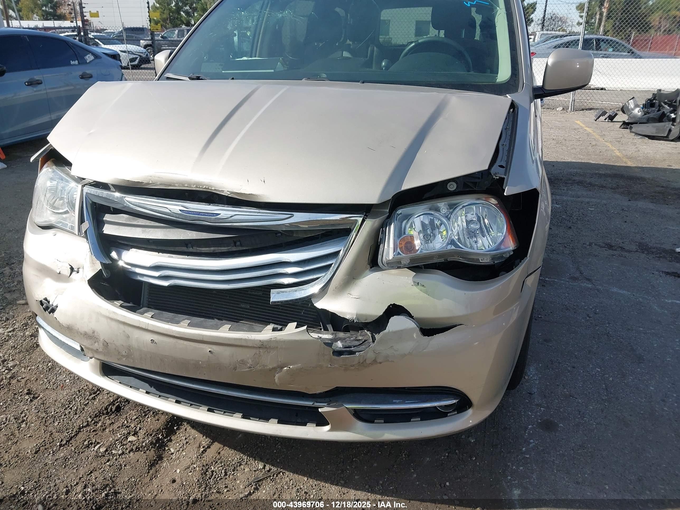 CHRYSLER TOWN image 6