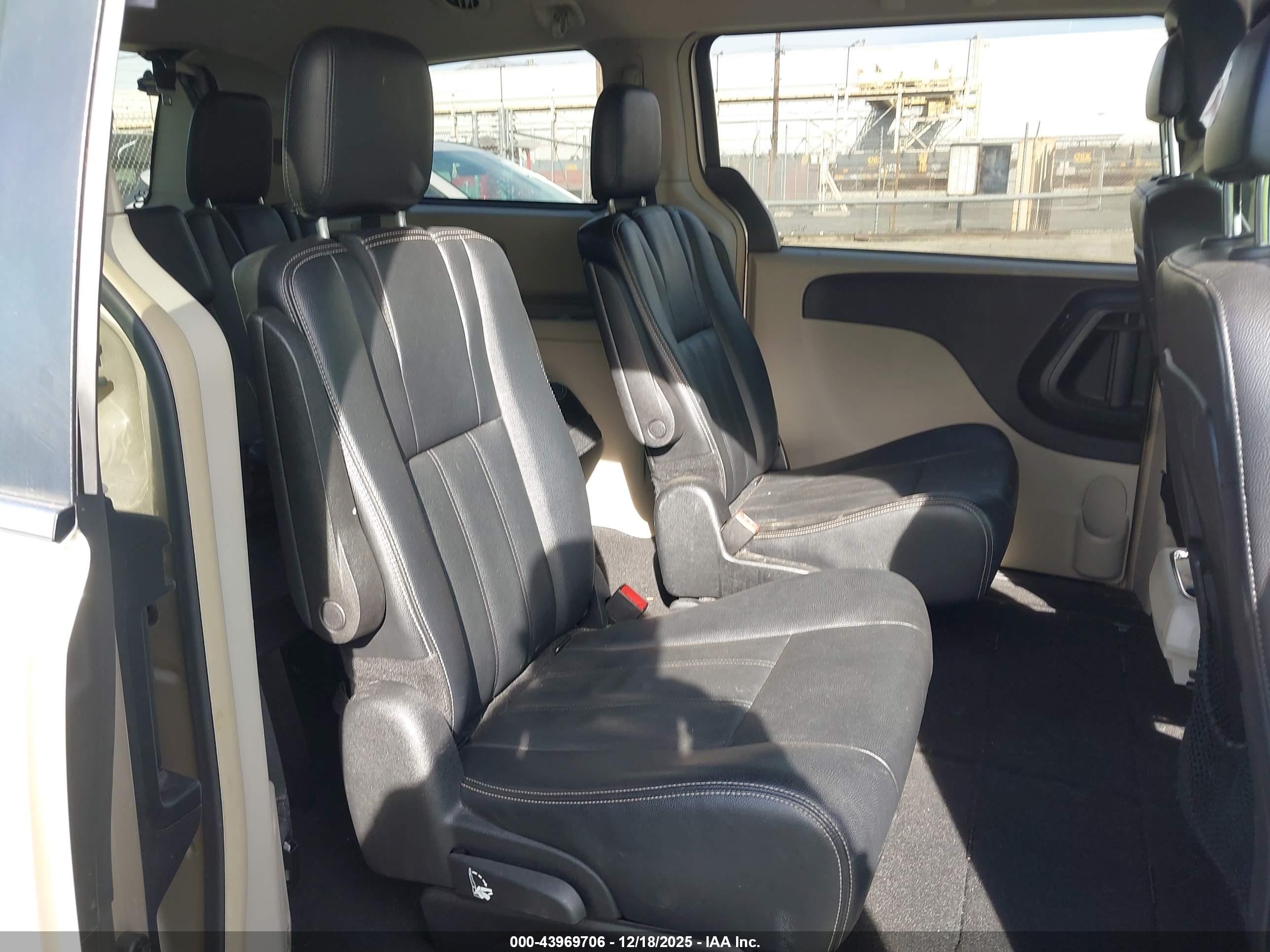 CHRYSLER TOWN image 8
