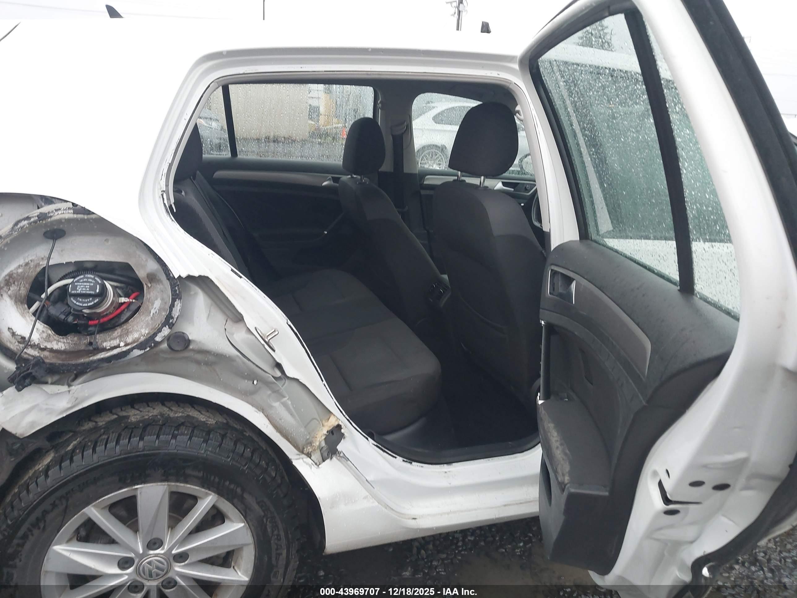 VOLKSWAGEN GOLF image 8