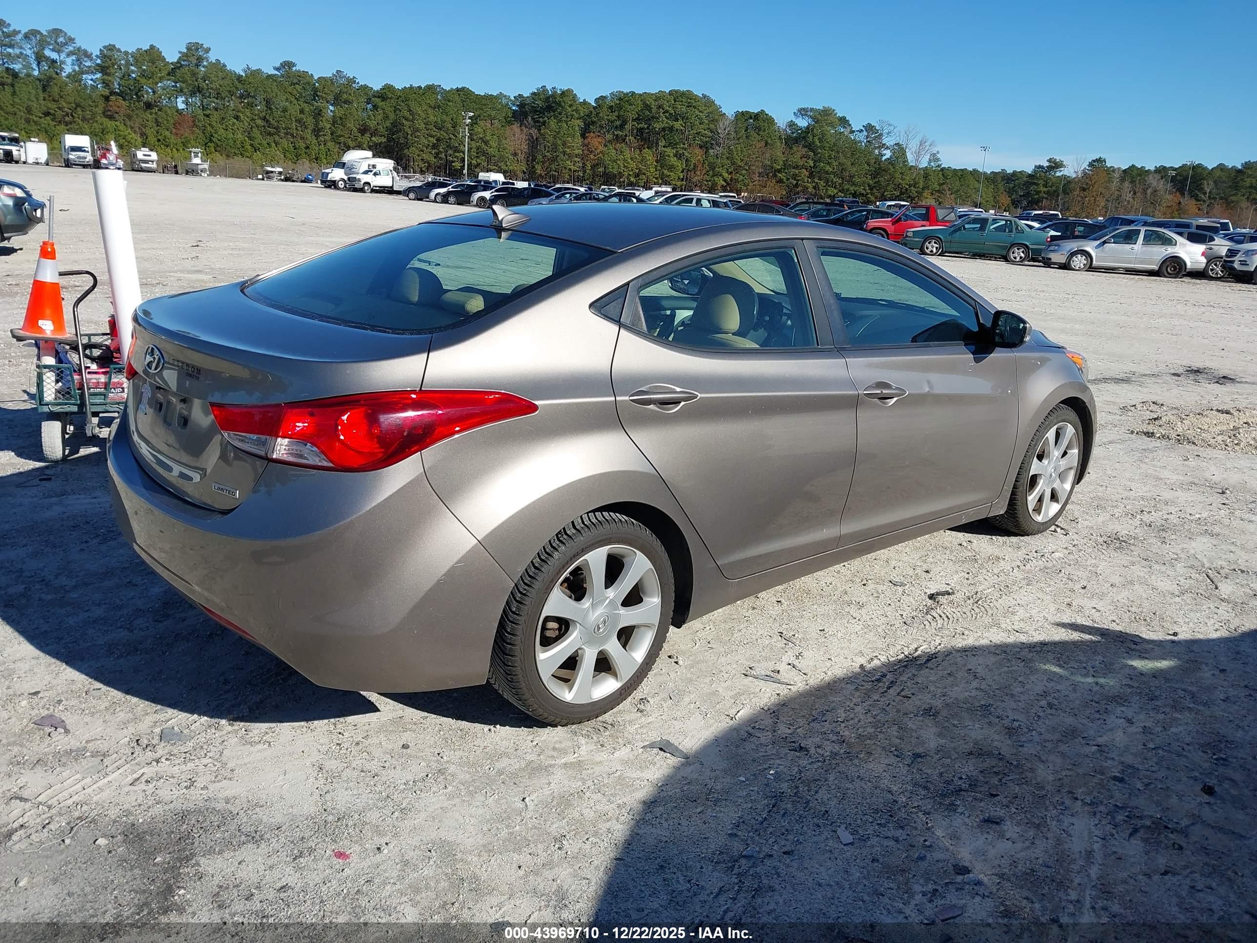 HYUNDAI ELANTRA image 4